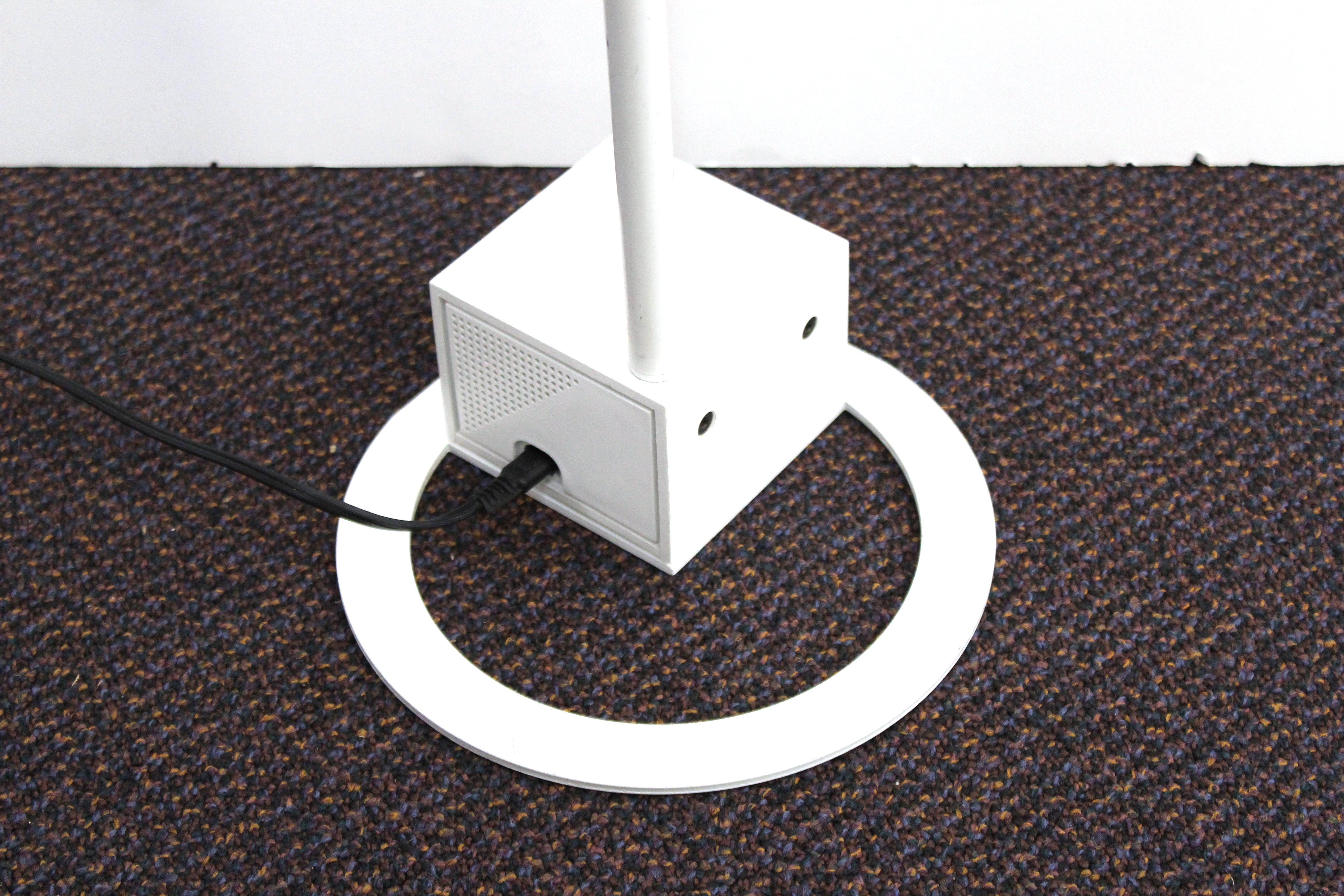 Fine XX secolo Lampada da terra tedesca postmoderna in metallo bianco di Hartmut Engel in vendita