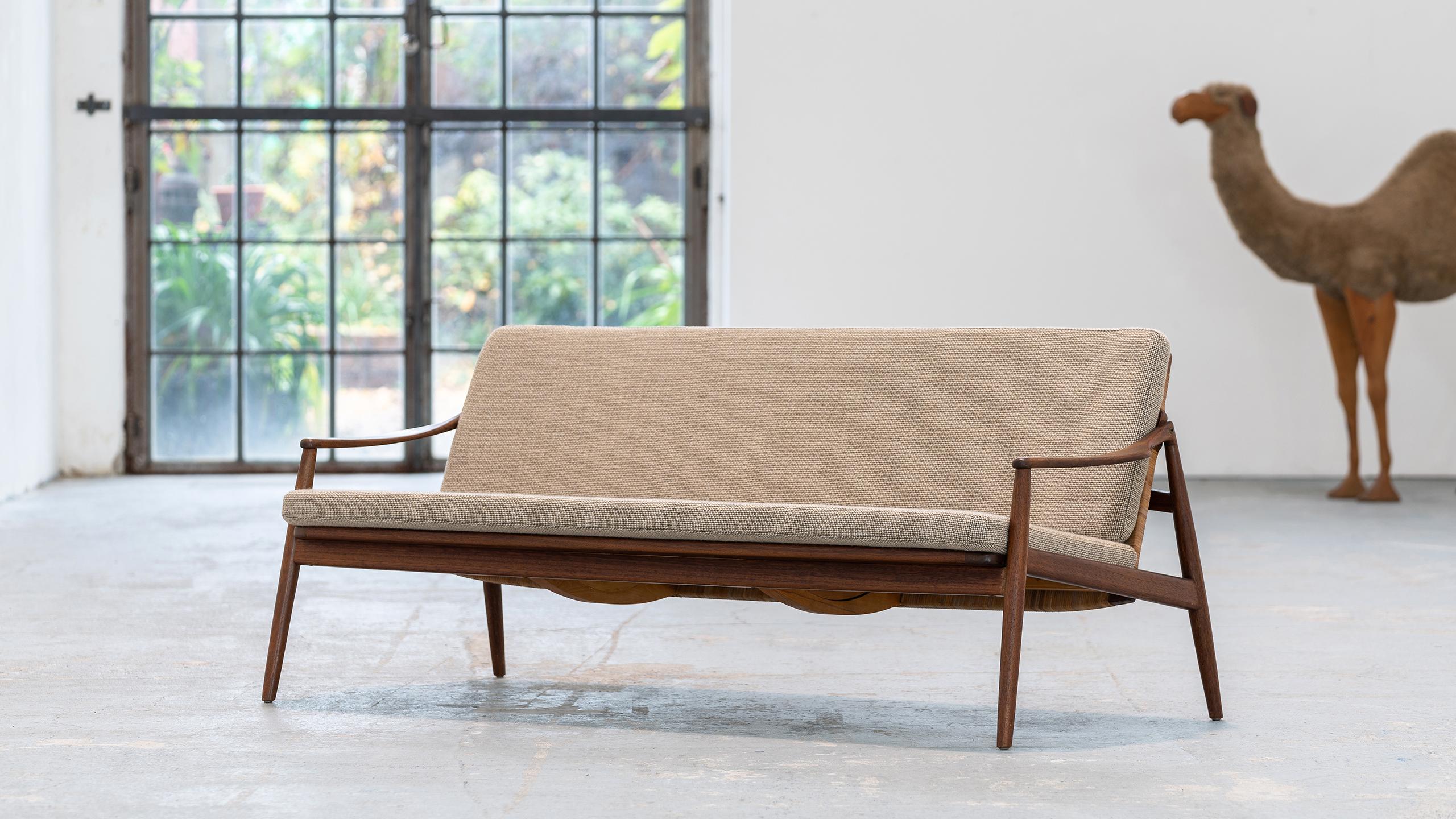 Dreisitziges Sofa, entworfen von Hartmut Lohmeyer für Wilkhahn im Jahr 1962.
Handgefertigt in Deutschland von Wilkhahn.

Das Sofa ist sinnlich und organisch geformt. Er hat eine leicht geneigte Rückenlehne und ist mit konisch zulaufenden Beinen