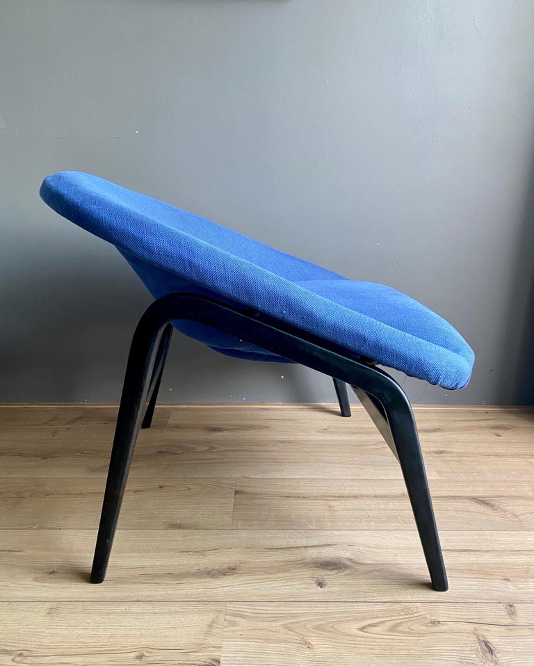 Rare easy / lounge chair, designed by Hartig Lohmeyer for Artifort. The chair was unprofessionally re-upholstered with a blue fabric and features a black wooden base. It was manufactured in The Netherlands and not many of them were sold. Sturdy