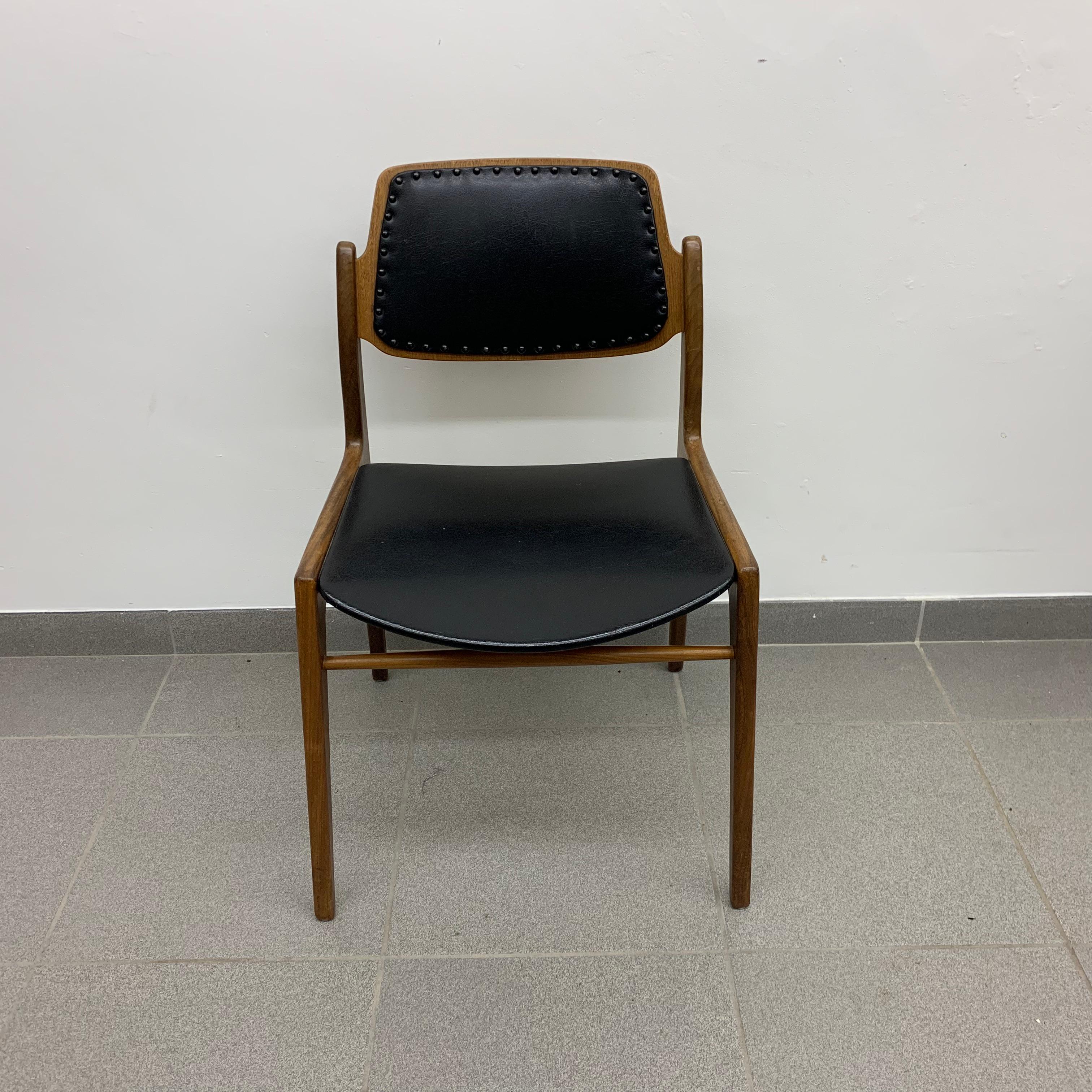 Condition: very good original upholstery
Dimensions: 47cm W 48cm D 42-48cm seat H 80cm H total
Material: Teak , skai
Designer: Hartmut Lohmeyer
Manufacturer: Wilkhahn
Origin: Germany