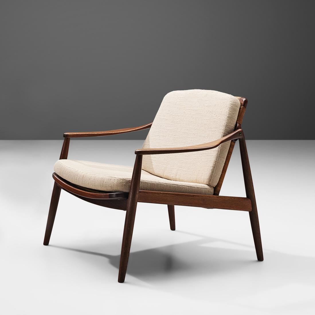 Hartmut Lohmeyer for Wilkhahn, lounge chair, teak, cane, cream colored upholstery, Germany, 1960

The lounge chair by Hartmut Lohmeyer is organically shaped. The wide open teak frame features a slightly tilted back made out of cane. The softly
