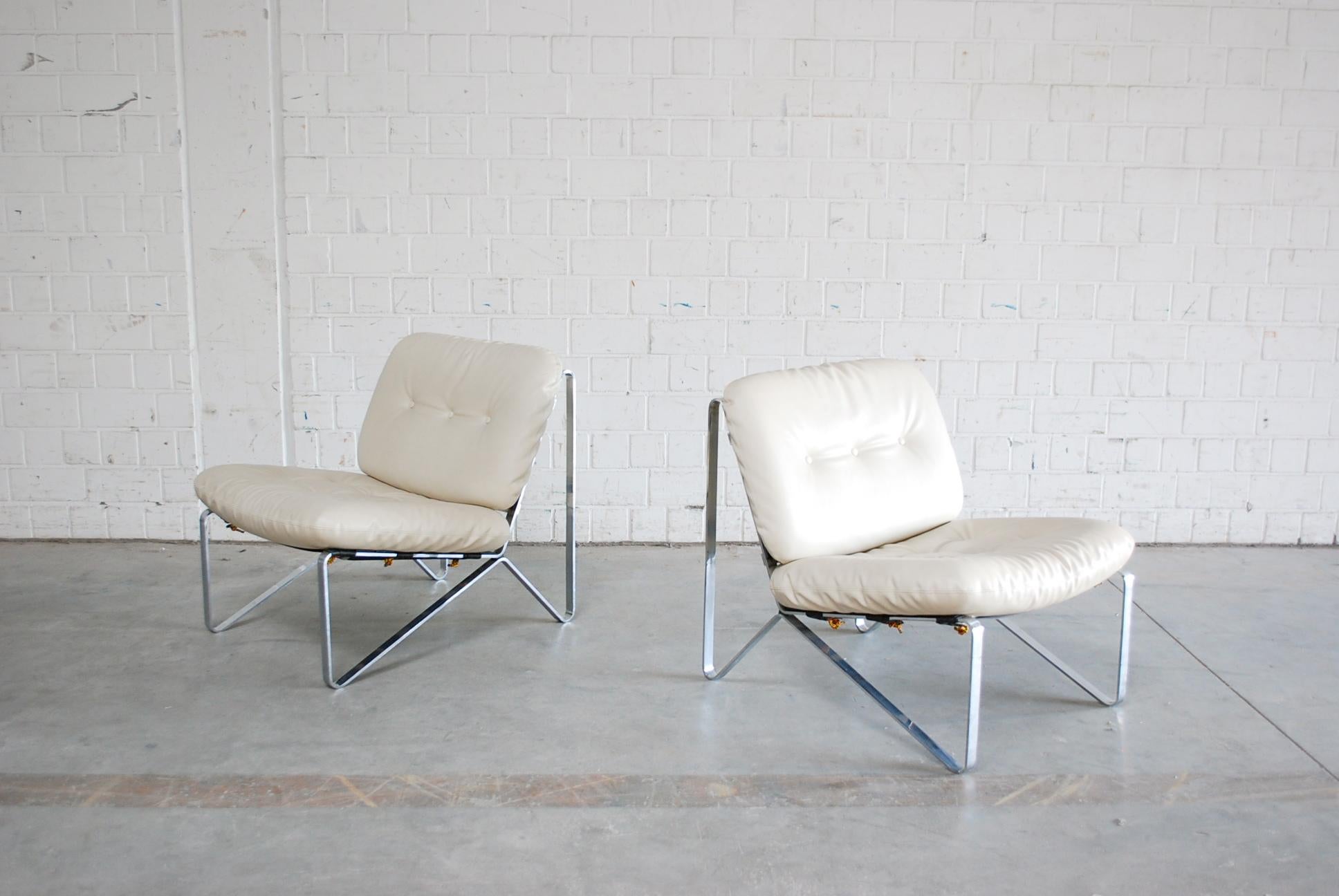 Cet ensemble de deux fauteuils a été conçu par Hartmut Lohmeyer dans les années 1960 et fabriqué par la manufacture allemande Mauser Werke Waldeck.
Rare et difficile à trouver.
Ils sont dotés d'un cadre en acier chromé et d'un revêtement en cuir
