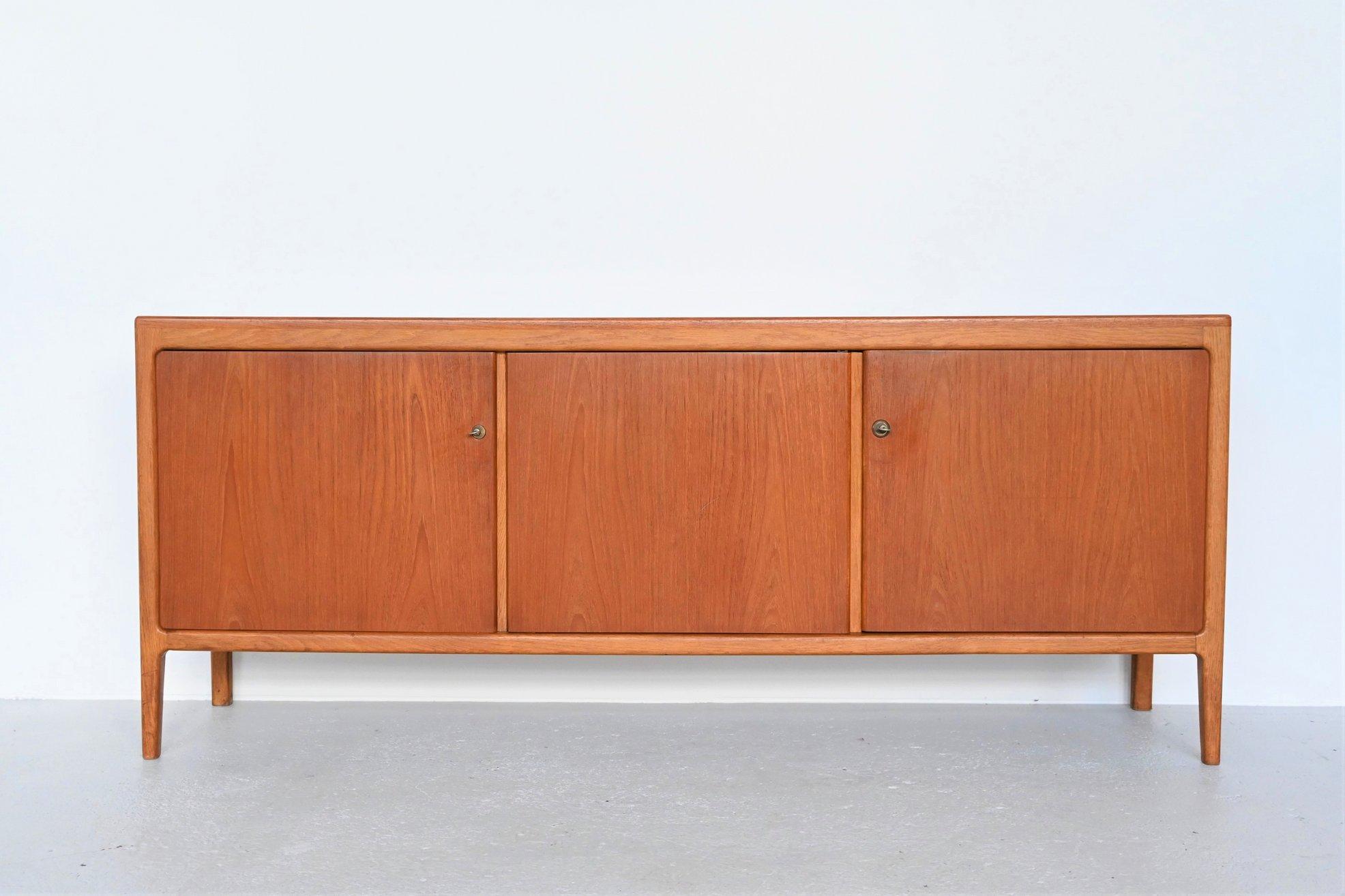 Beautiful shaped sideboard designed by Hartmut Lohmeyer and manufactured by Wilkhahn, Germany, 1959. This sideboard is made of oak and teak wood which creates a very nice and playful contrast. It has plenty of storage space on the inside. Behind the