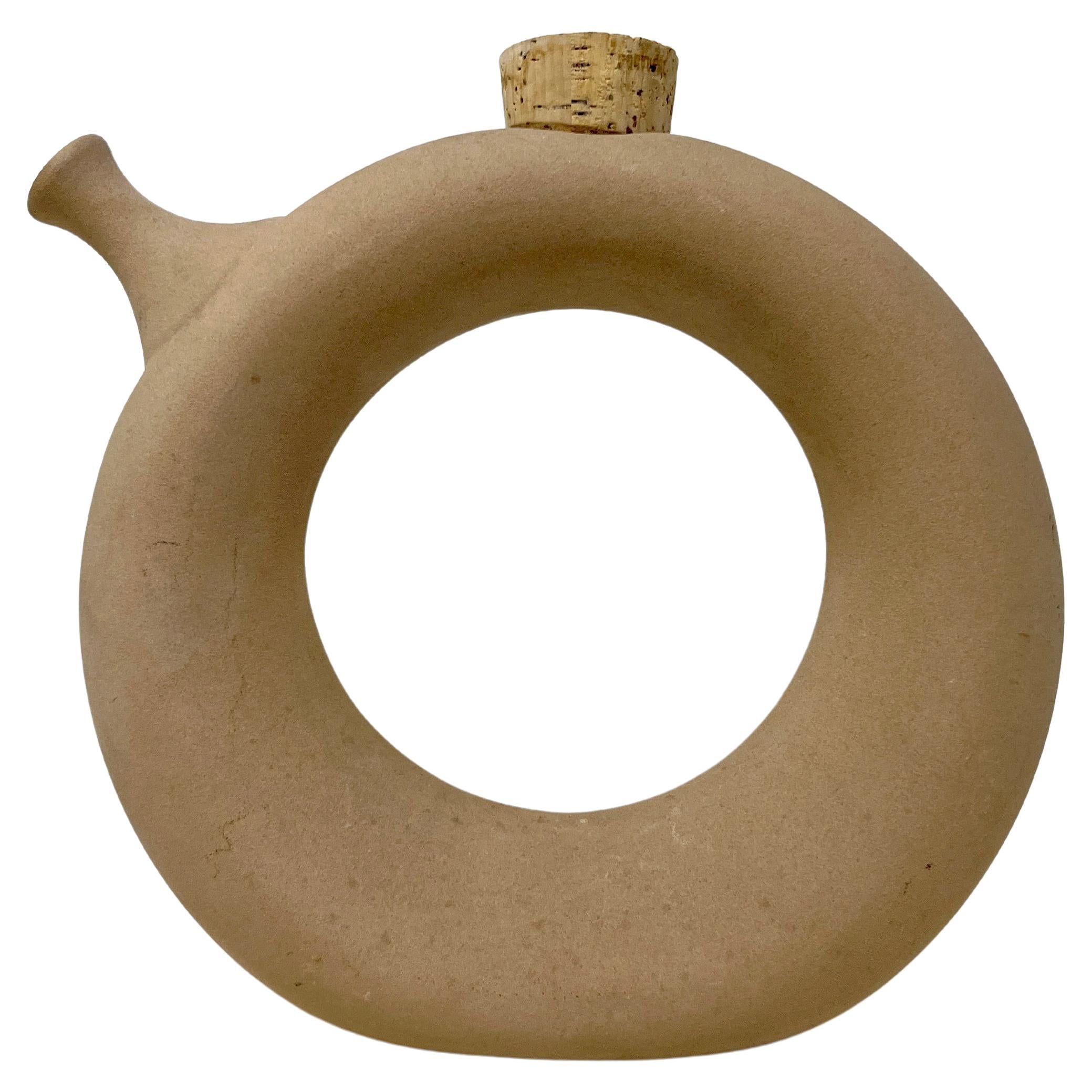 Jarra de Vino de Cerámica Circular en Forma de Donut Firmada por Hartstone