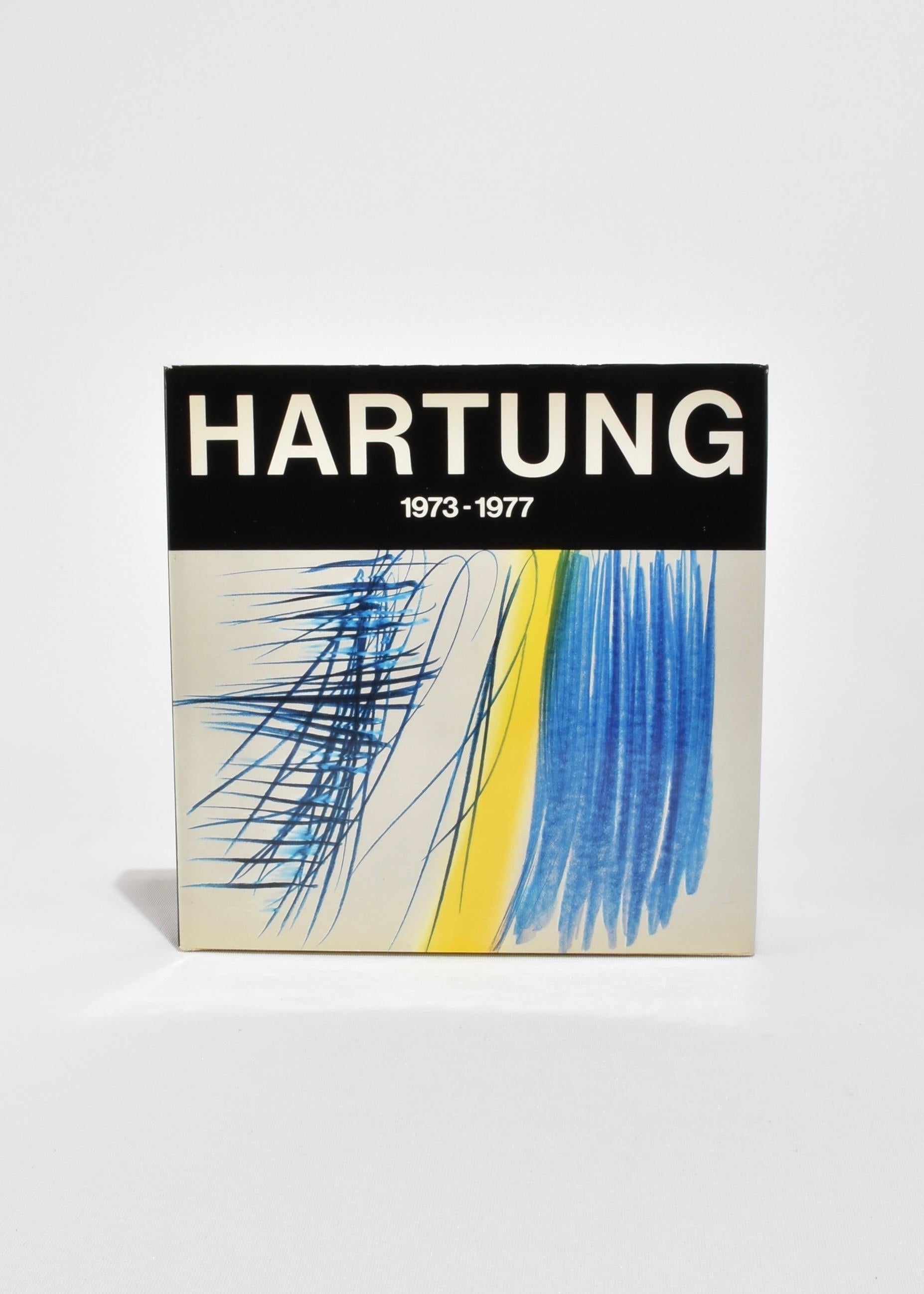 Gebundene Monographie von Rafael Santos Torroella, veröffentlicht 1978. Erste Ausgabe, 104 Seiten. Text auf Katalanisch.

Dieser Band ist eine konzentrierte Studie von Hans Hartungs Öl- und Aquarellarbeiten auf Karton aus der Mitte der 1970er Jahre