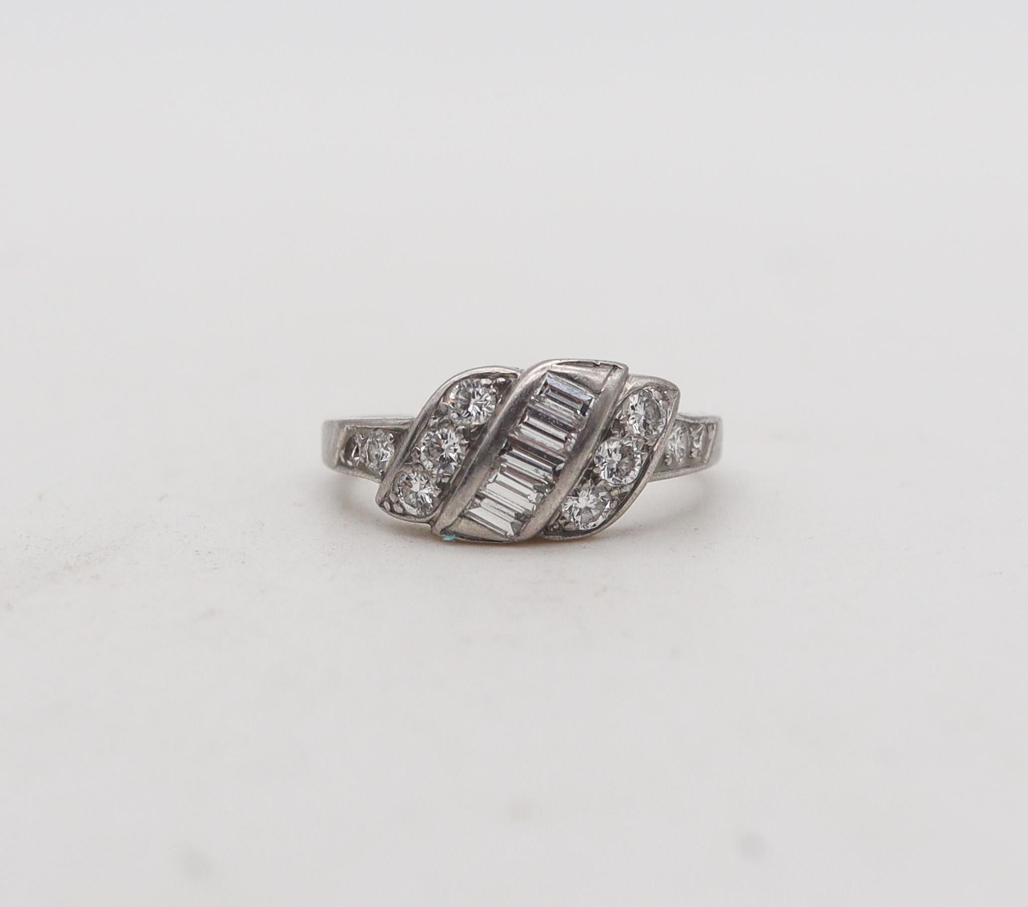 Ein Art-Deco-Ring mit Diamanten, entworfen von J. L. Hartzberg & Co.

Schöner Bandring aus der Zeit des Art Déco aus dem Schmuckatelier von J.L. Hartzberg & Co. in den 1930er Jahren. Dieser Ring wurde mit klassischen Deco-Mustern in massivem Platin