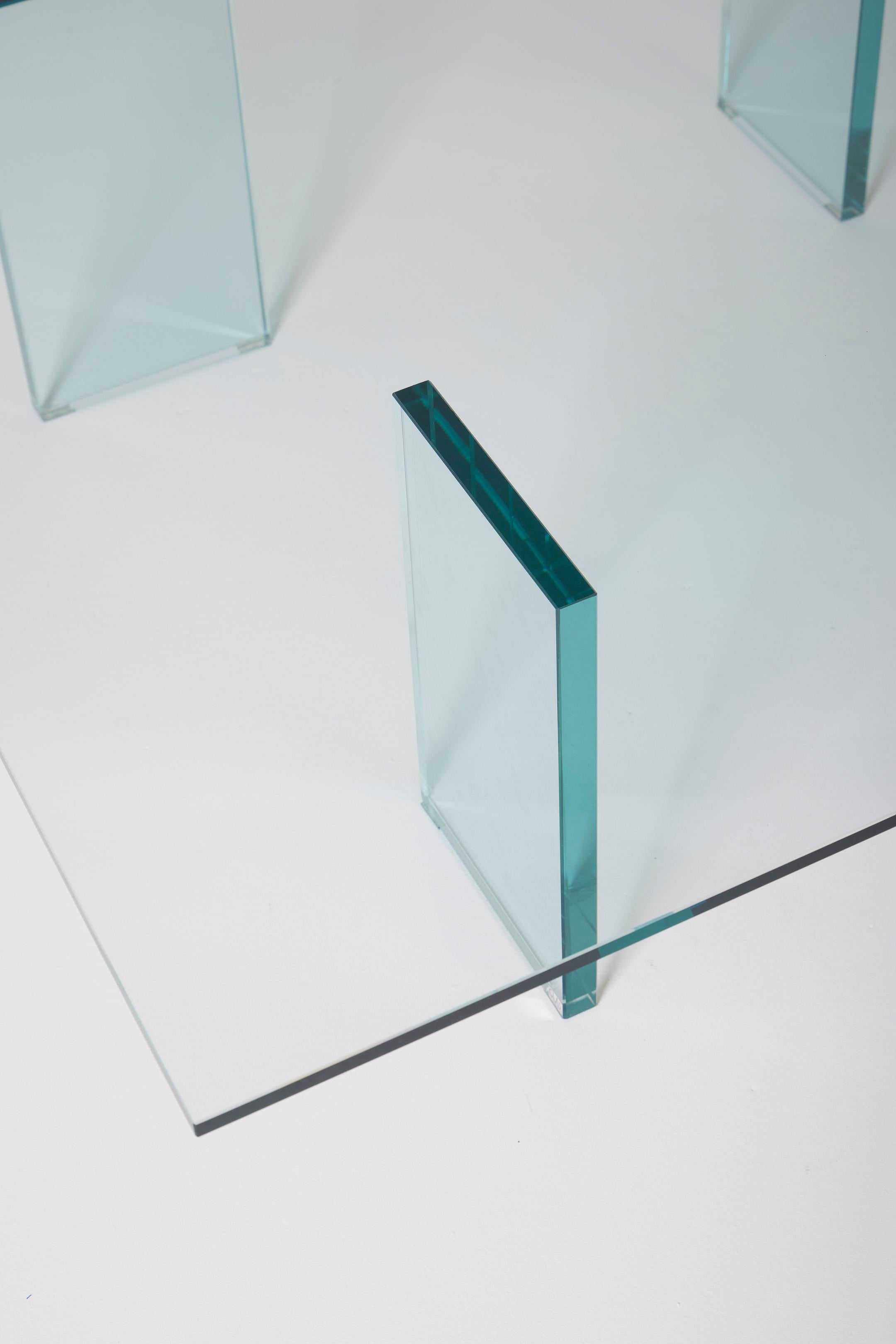 Tavolino in vetro Haru del designer giapponese Shiro Kuramata, 1976. Un pezzo iconico del design internazionale con gambe saldate termicamente e un piano in cristallo temperato trasparente.
DV855