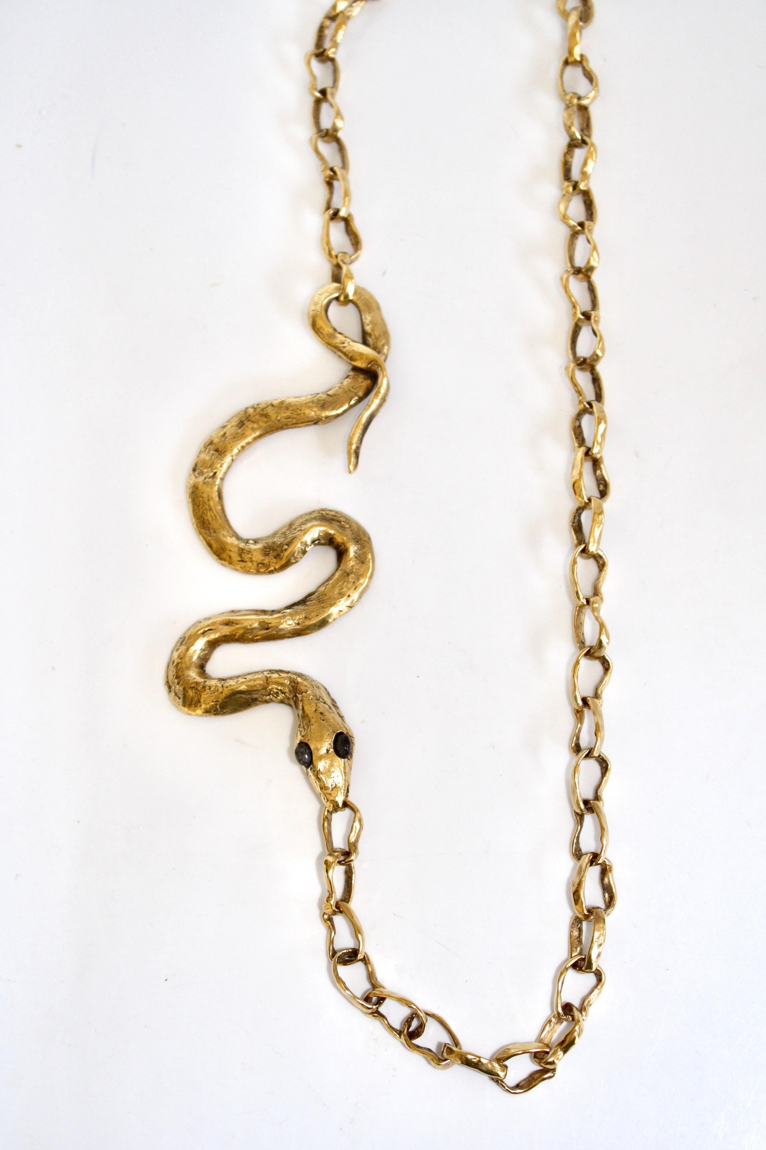 Motif de serpent sur collier en chaîne. Ce collier fait partie d'une collaboration en édition limitée entre Harumi Klossowska de Rola et la maison Goossens Paris. La chaîne fait 28