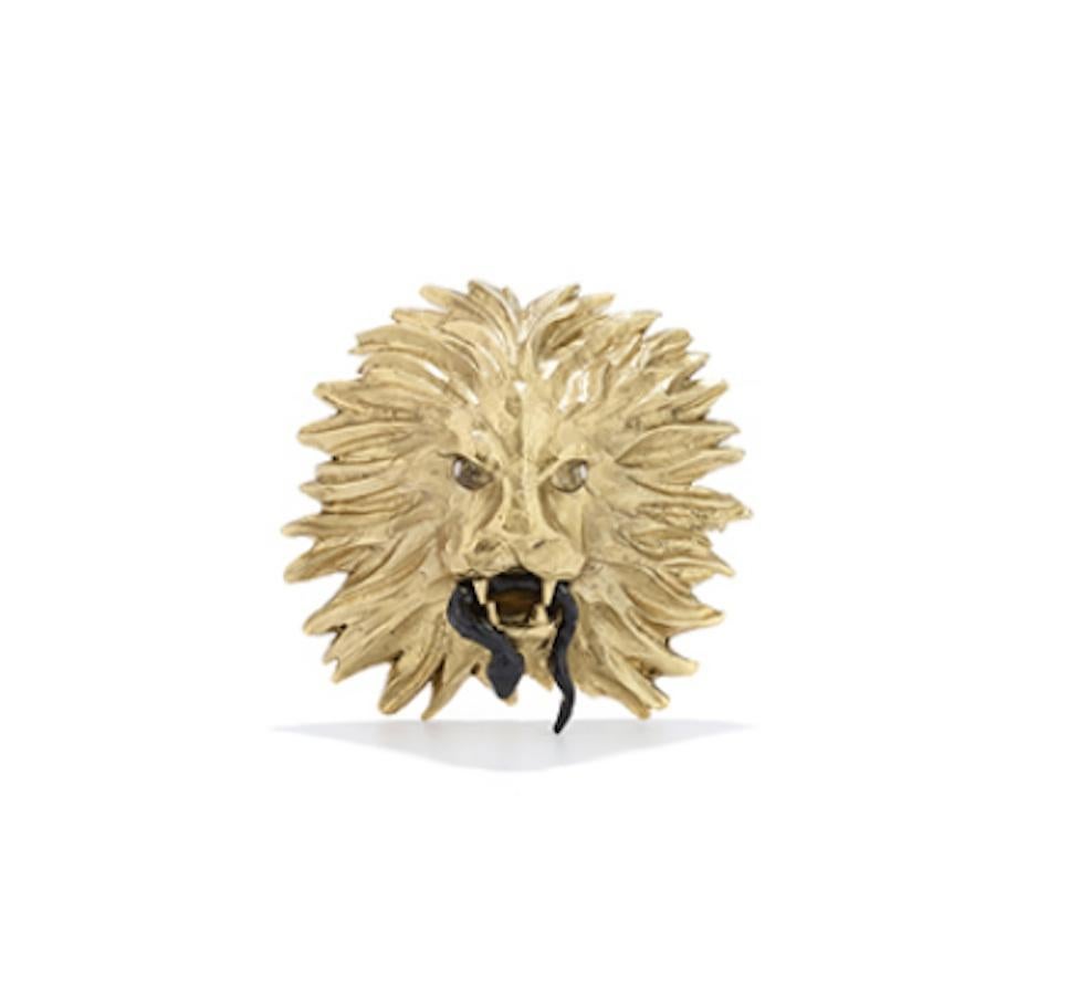 HARUMI KLOSSOWSKA DE ROLA x GOOSSENS lion brooch. The roaring brooch shows the king of the jungle with a snake in his mouth. His eyes are made with rock crystal – Goossen’s favorite stone.