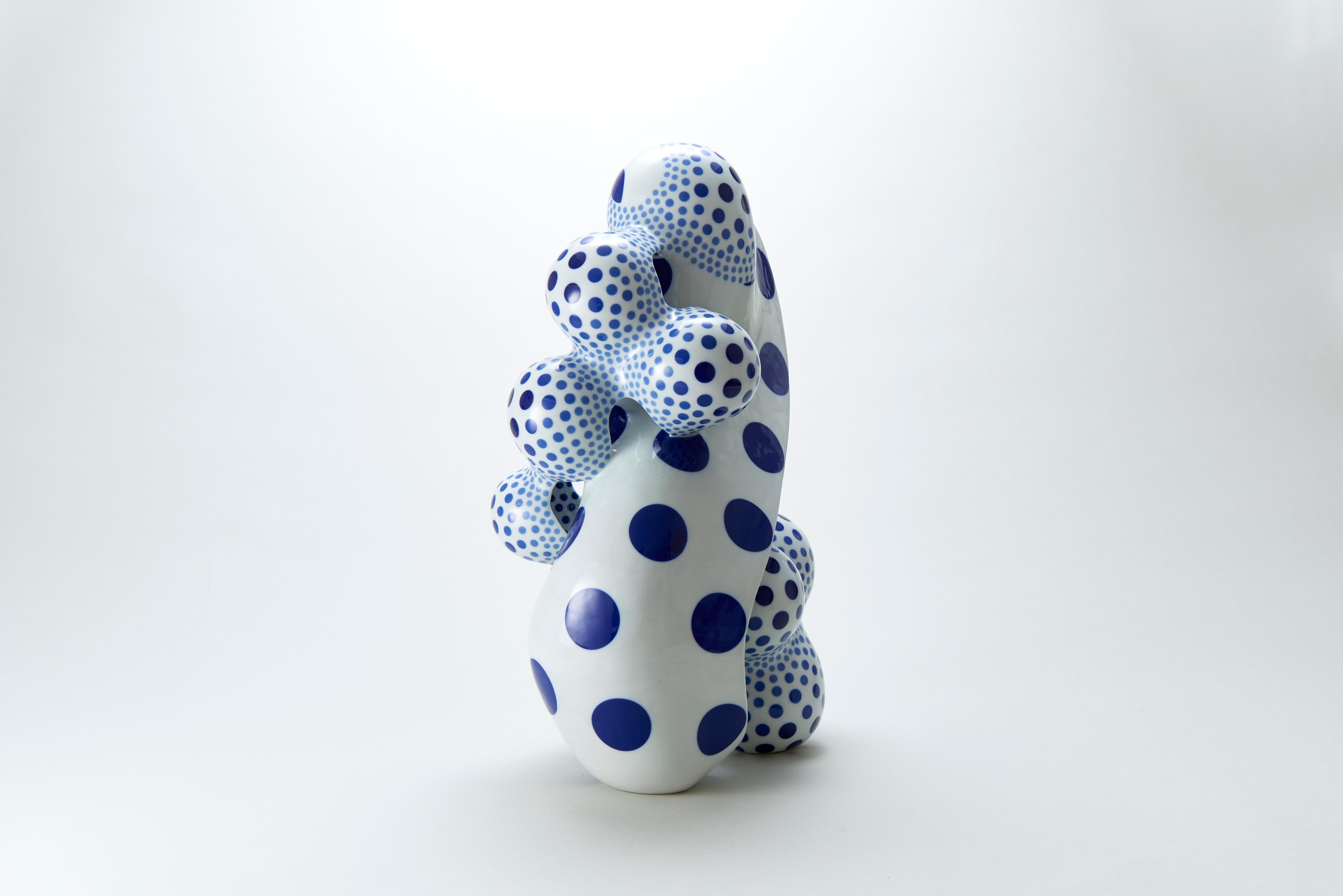 Die japanische Künstlerin Harumi Nakashima schafft Freiform-Keramikskulpturen, die organische und zugleich psychedelische Merkmale aufweisen. Nakashima, der vor allem für seine wunderschön strukturierten, ungeraden geometrischen Formen bekannt ist,