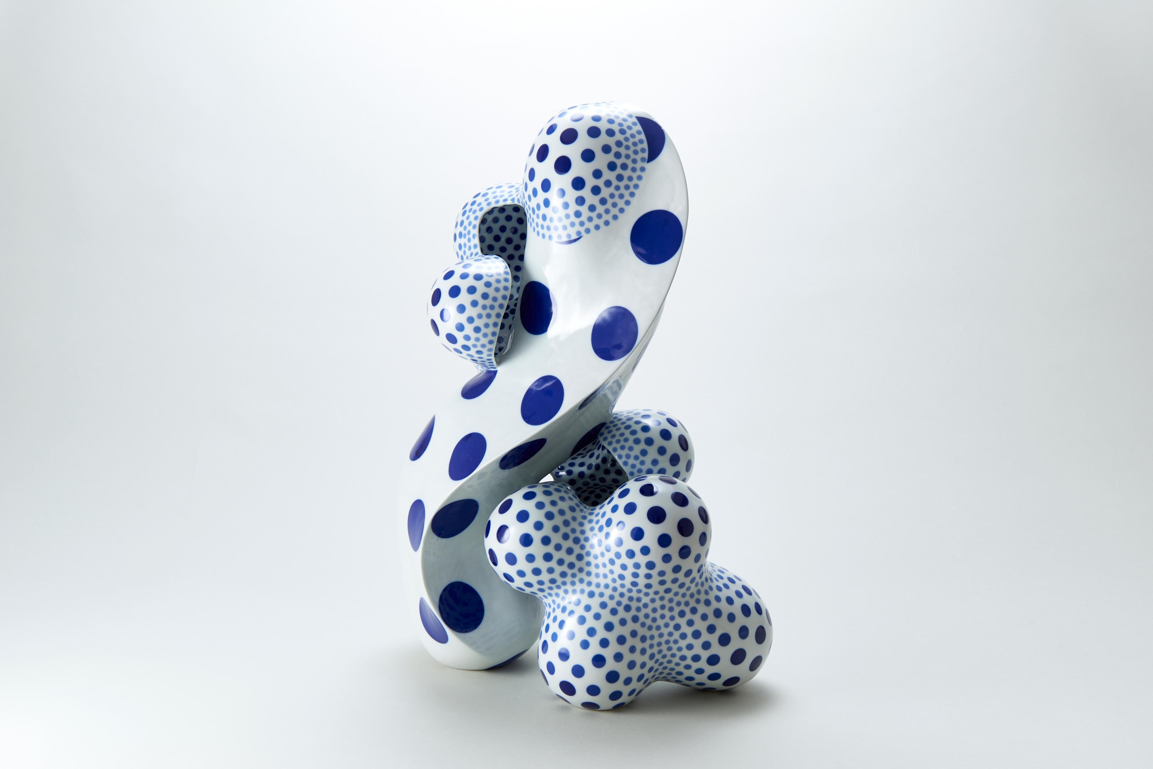 Abstract Sculpture Harumi Nakashima - "A Disclosing Form 1610", Sculpture abstraite en céramique, surface émaillée, porcelaine.