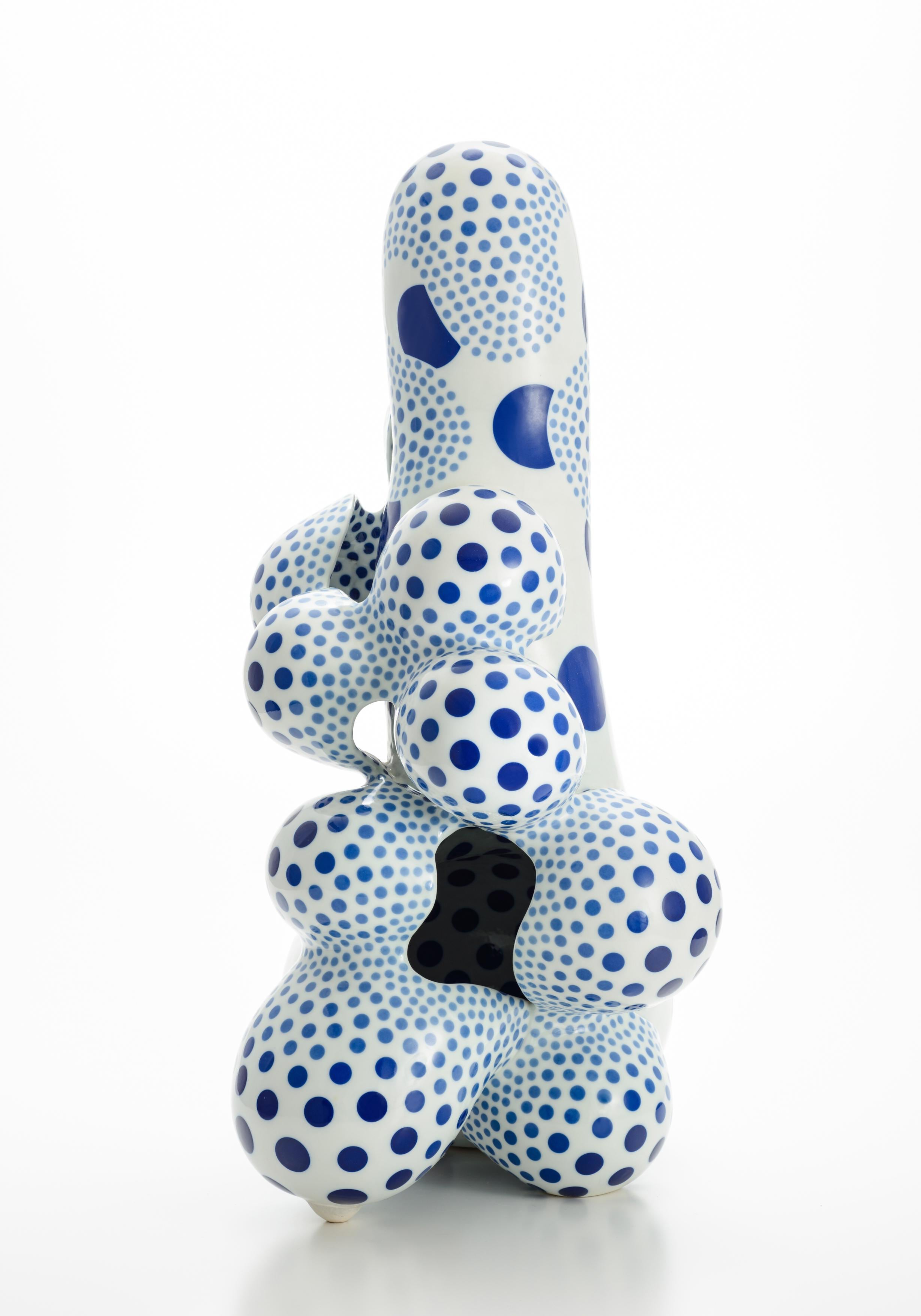 Harumi Nakashima è il direttore del Tajimi City Pottery Design and Technical Center.  Con sede nella città portuale di Nagoya, in Giappone, Nakashima crea splendide sculture di porcellana fatte a mano di incredibile complessità e bellezza.  Con
