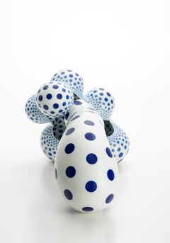 Abstrakte Porzellanform, elegante zeitgenössische Skulptur, Polkadot-Musterung