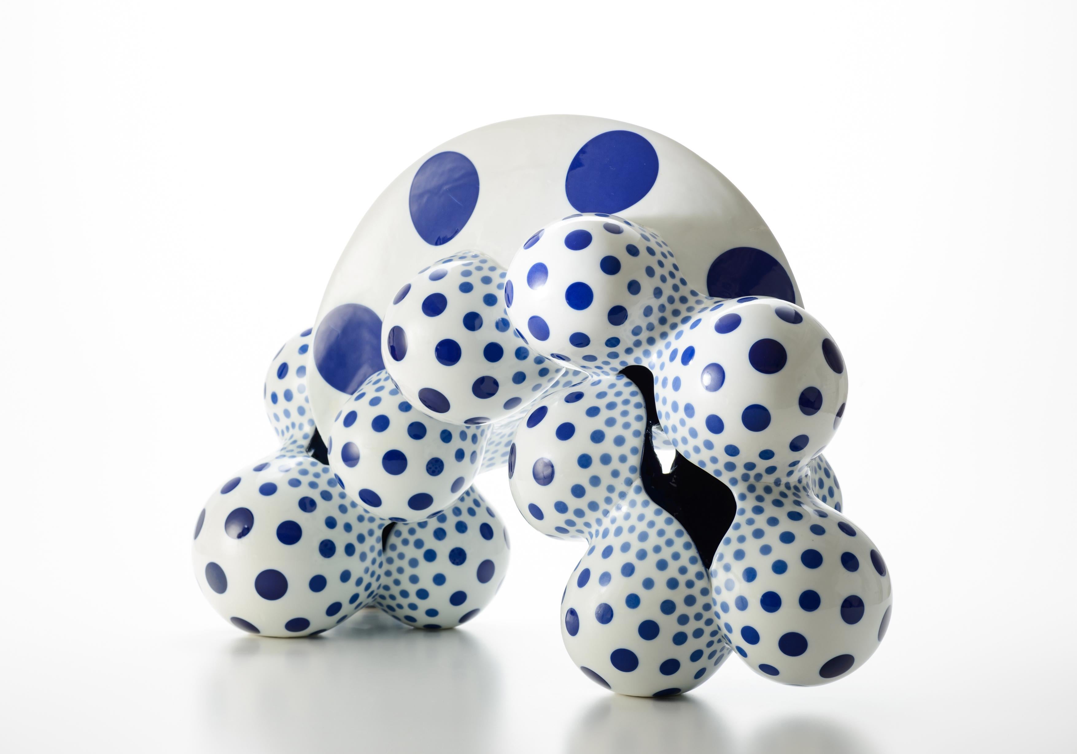 « Internal Shape 09 », sculpture en céramique abstraite, forme dynamique, glaçage précis - Sculpture de Harumi Nakashima