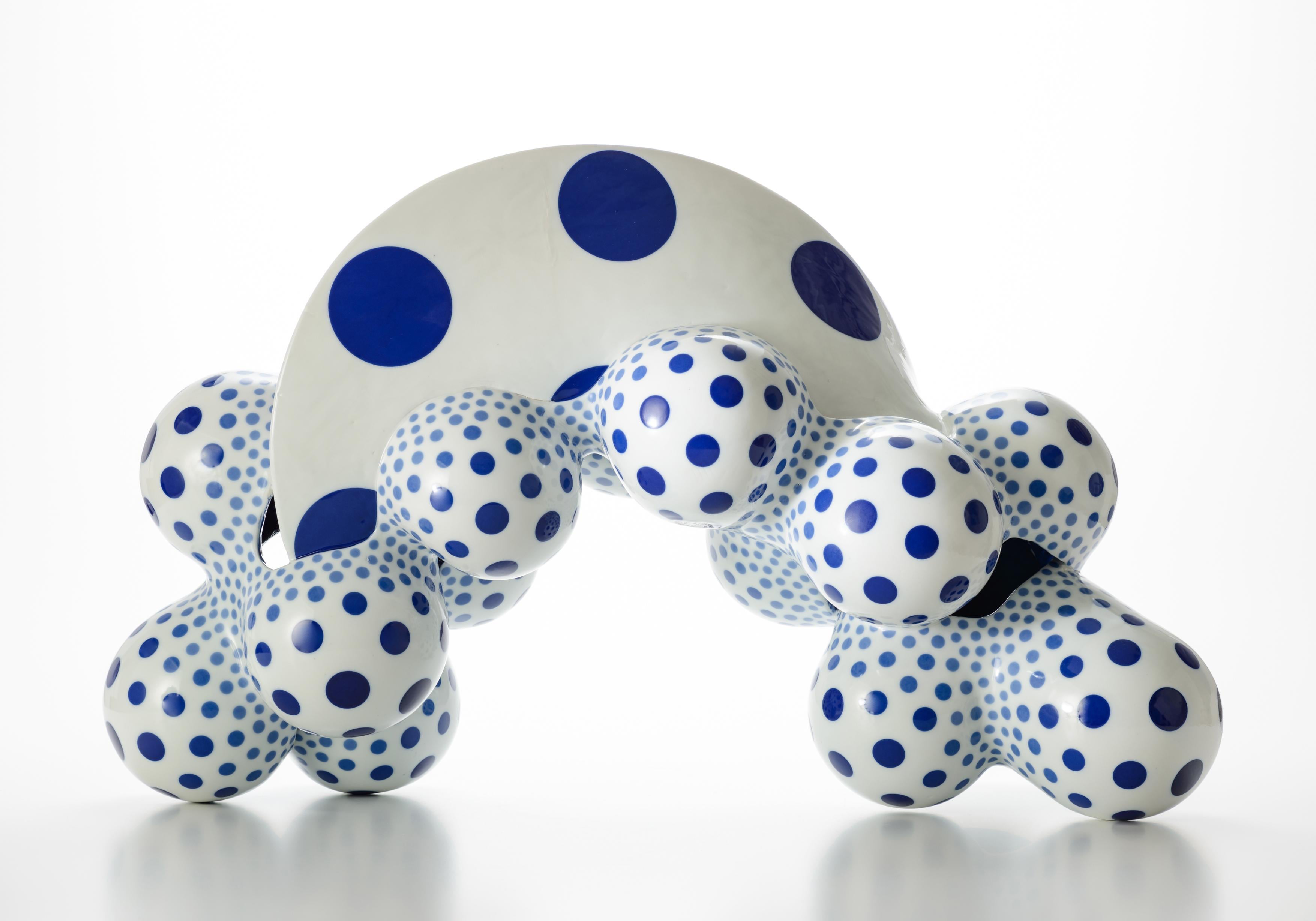 L'artiste japonais Harumi Nakashima crée des sculptures en céramique de forme libre qui présentent des caractéristiques à la fois organiques et psychédéliques. Nakashima, surtout connu pour ses formes géométriques bizarres magnifiquement structurées