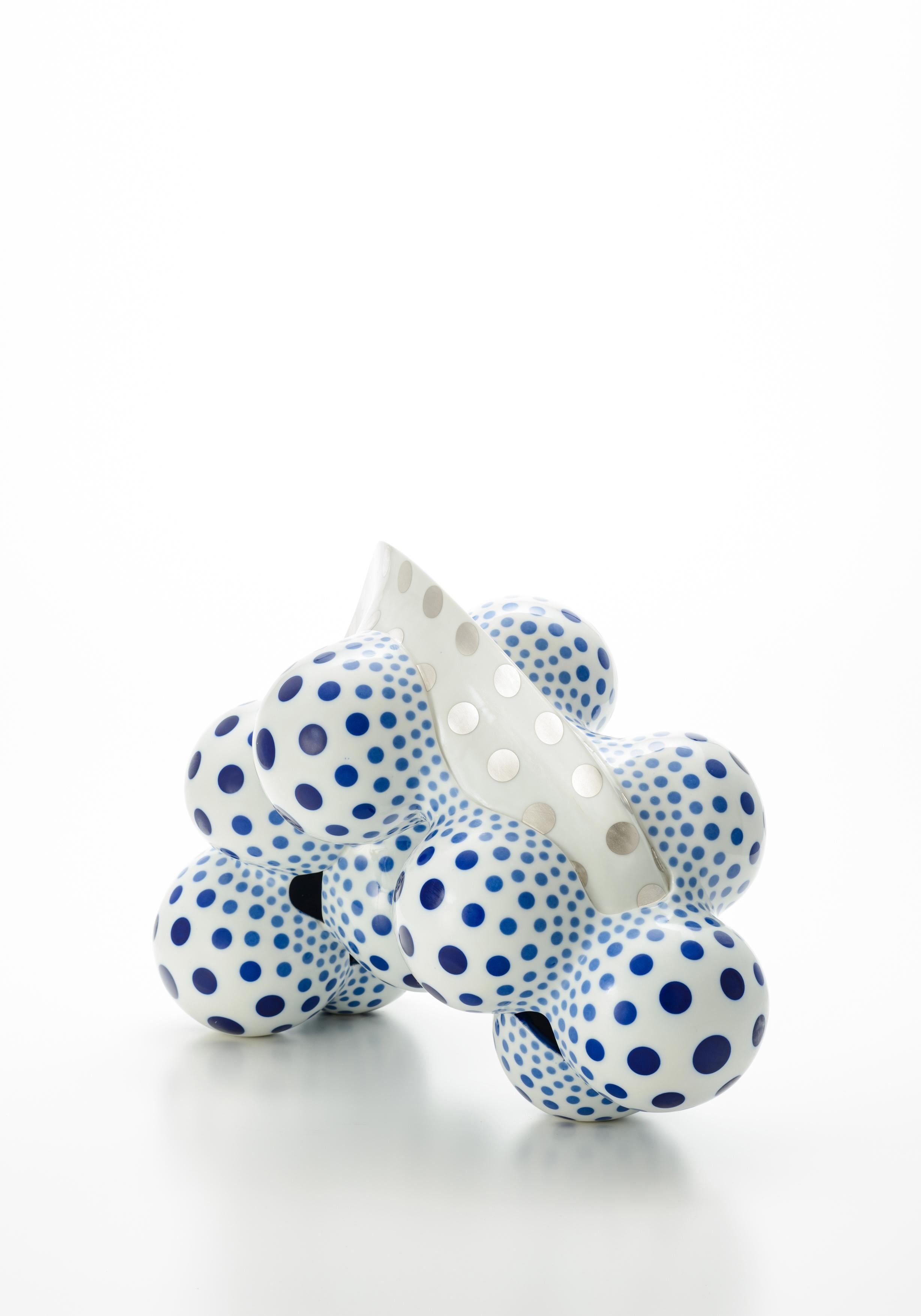 L'artista giapponese Harumi Nakashima crea sculture in ceramica di forma libera che presentano caratteristiche organiche e psichedeliche. Nakashima, noto soprattutto per le sue forme geometriche strane e splendidamente strutturate, impreziosite