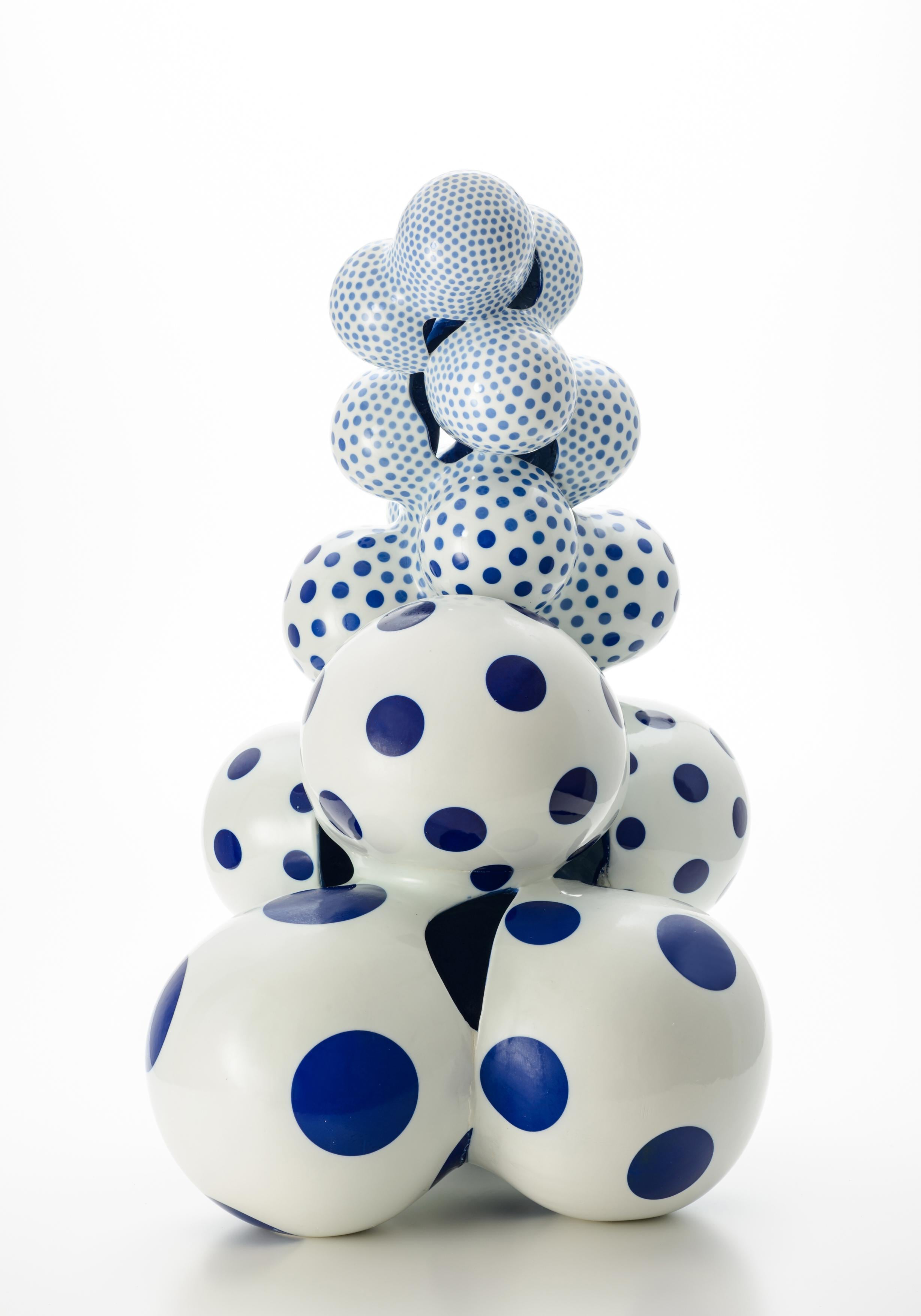 Harumi Nakashima ist die Direktorin des Tajimi City Pottery Design and Technical Center.  Der in der japanischen Hafenstadt Nagoya ansässige Künstler Nakashima schafft beeindruckende handgefertigte Porzellanskulpturen von unglaublicher Komplexität