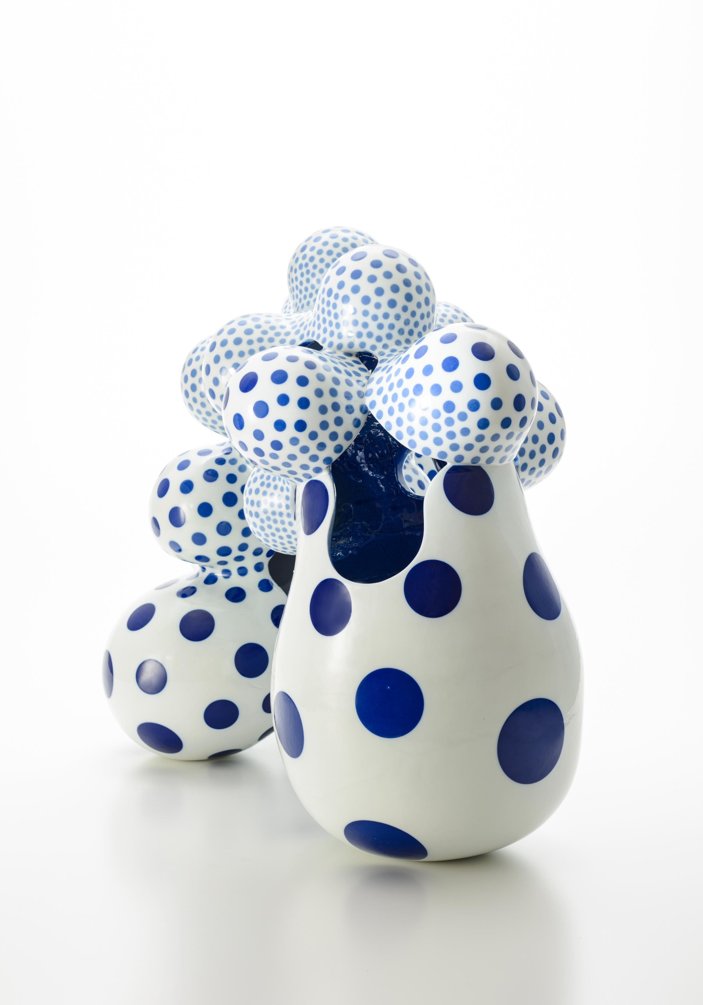 Harumi Nakashima è il direttore del Tajimi City Pottery Design and Technical Center.  Con sede nella città portuale di Nagoya, in Giappone, Nakashima crea splendide sculture di porcellana fatte a mano di incredibile complessità e bellezza.  Con
