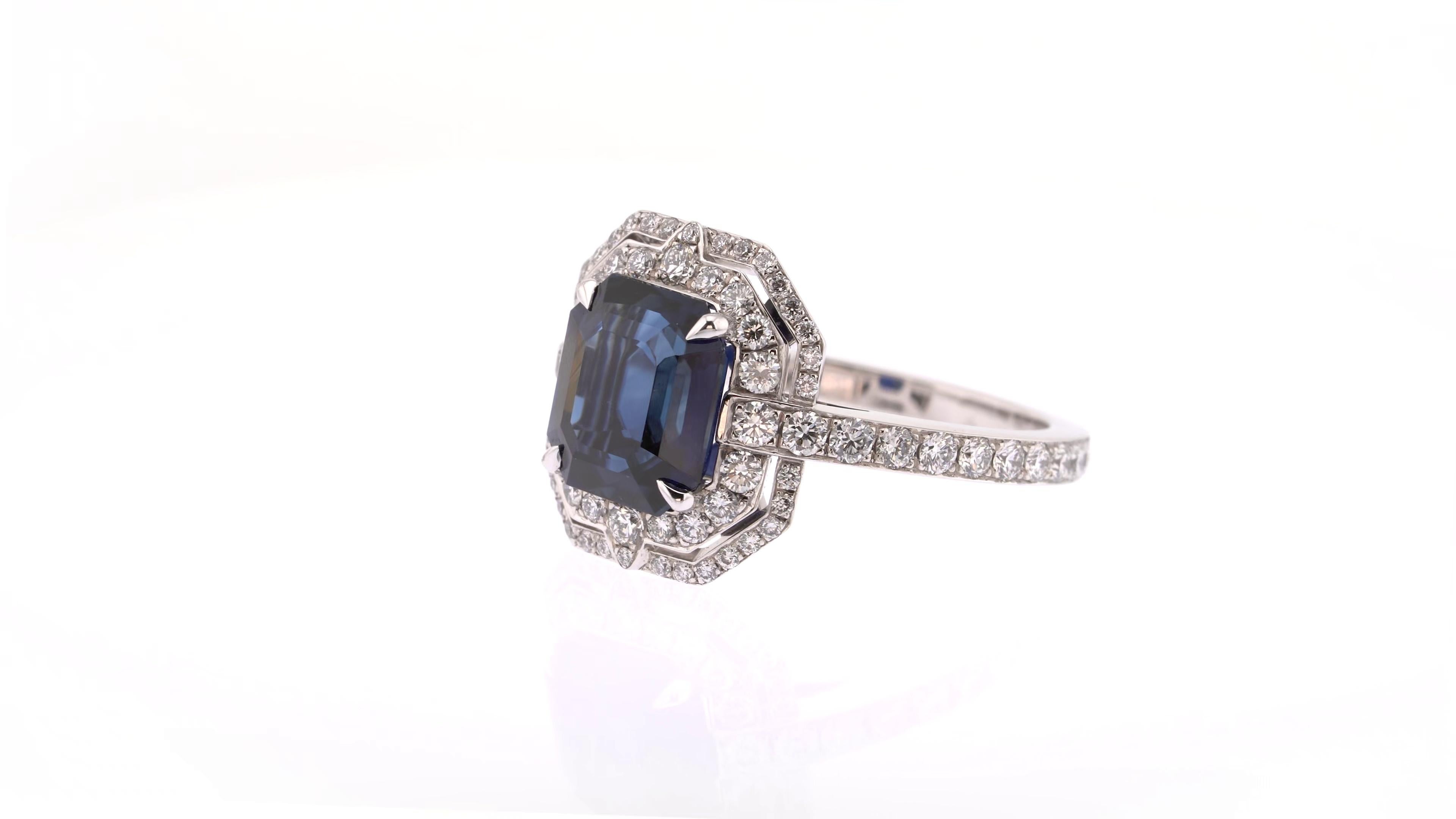 This Art Deco-inspired ring is as stylish as it is elegant. At its centre is an arresting royal blue sapphire, hand-picked by a member of the Haruni family and accentuated by sparkling white diamonds arranged octagonally around its edges. Bringing