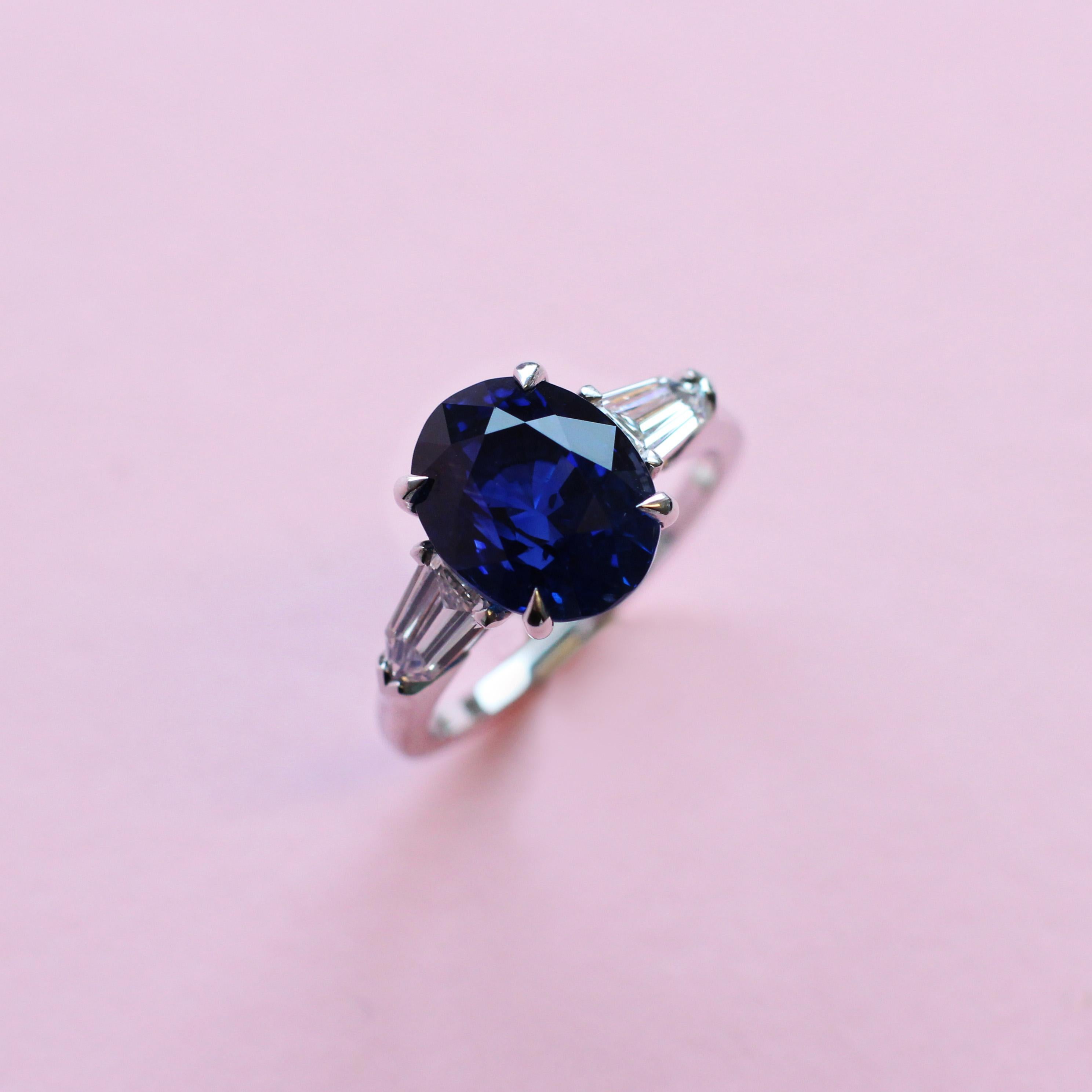 GRS Certified 5.29 Carats Royal Blue Sapphire Three Stone Ring in Platinum In New Condition For Sale In London, GB