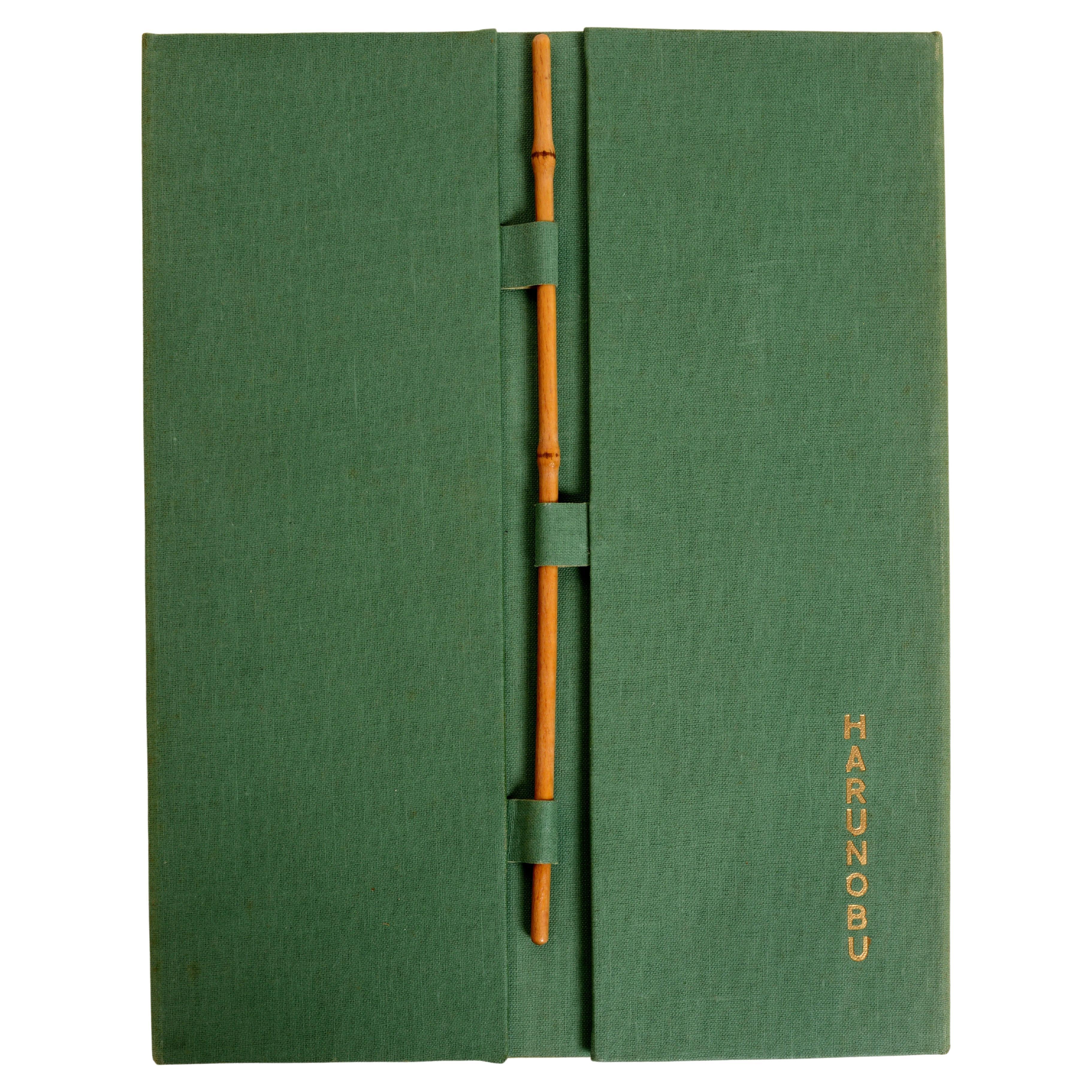 Harunobu, von Lubor Hajek, und übersetzt von Hedda Vessela Stranska. 1. Auflage: Spring Books, London, 1958. Softcover mit Seidenbindung, illustrierter Softcover-Einband auf grünem Leineneinband. Die Bretter werden mit einem Bambusstab befestigt.