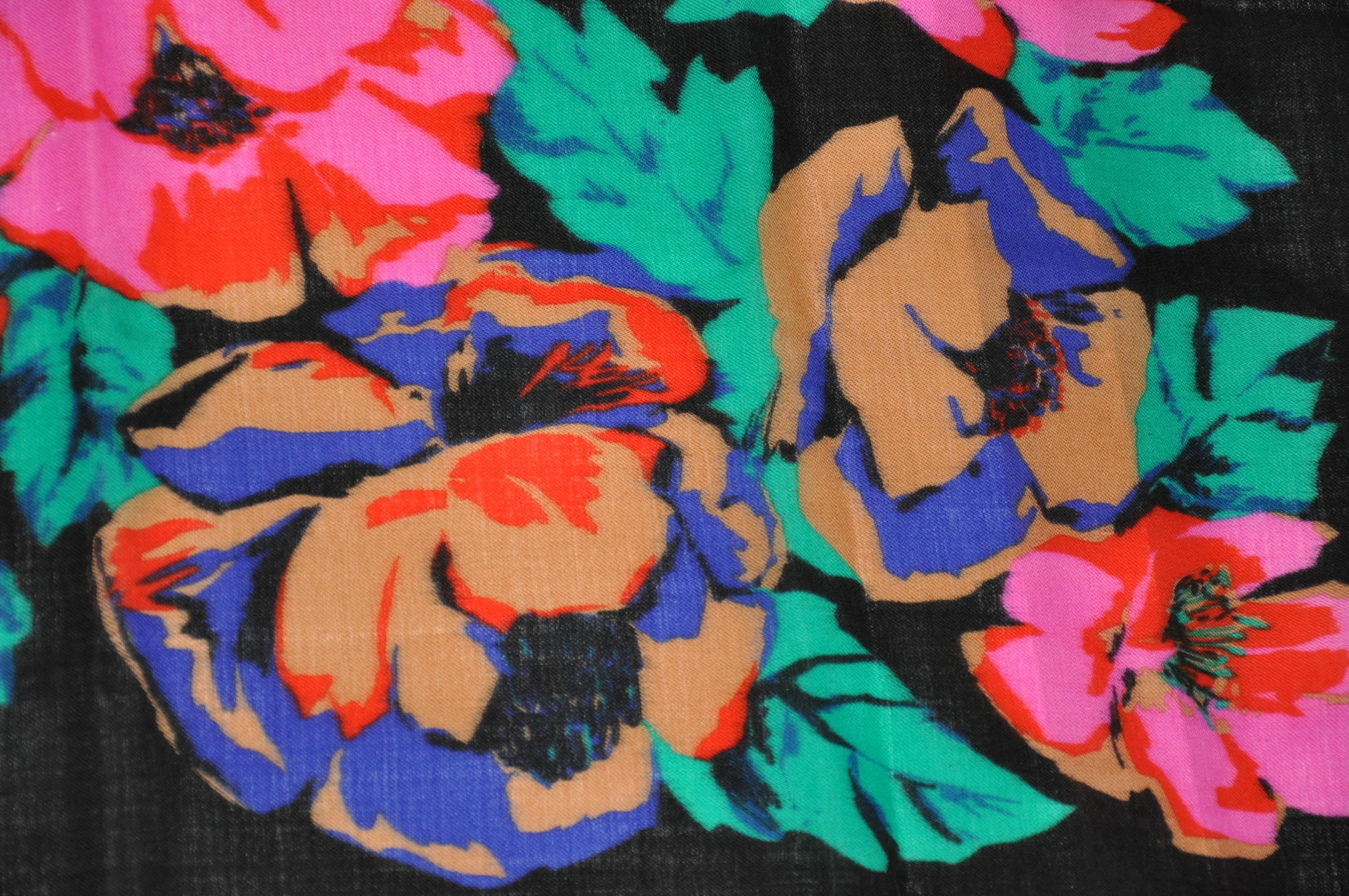 Harve Bernard „“Bursting Roses“ mit schwarz  Challis-Schal aus Wolle (Schwarz) im Angebot