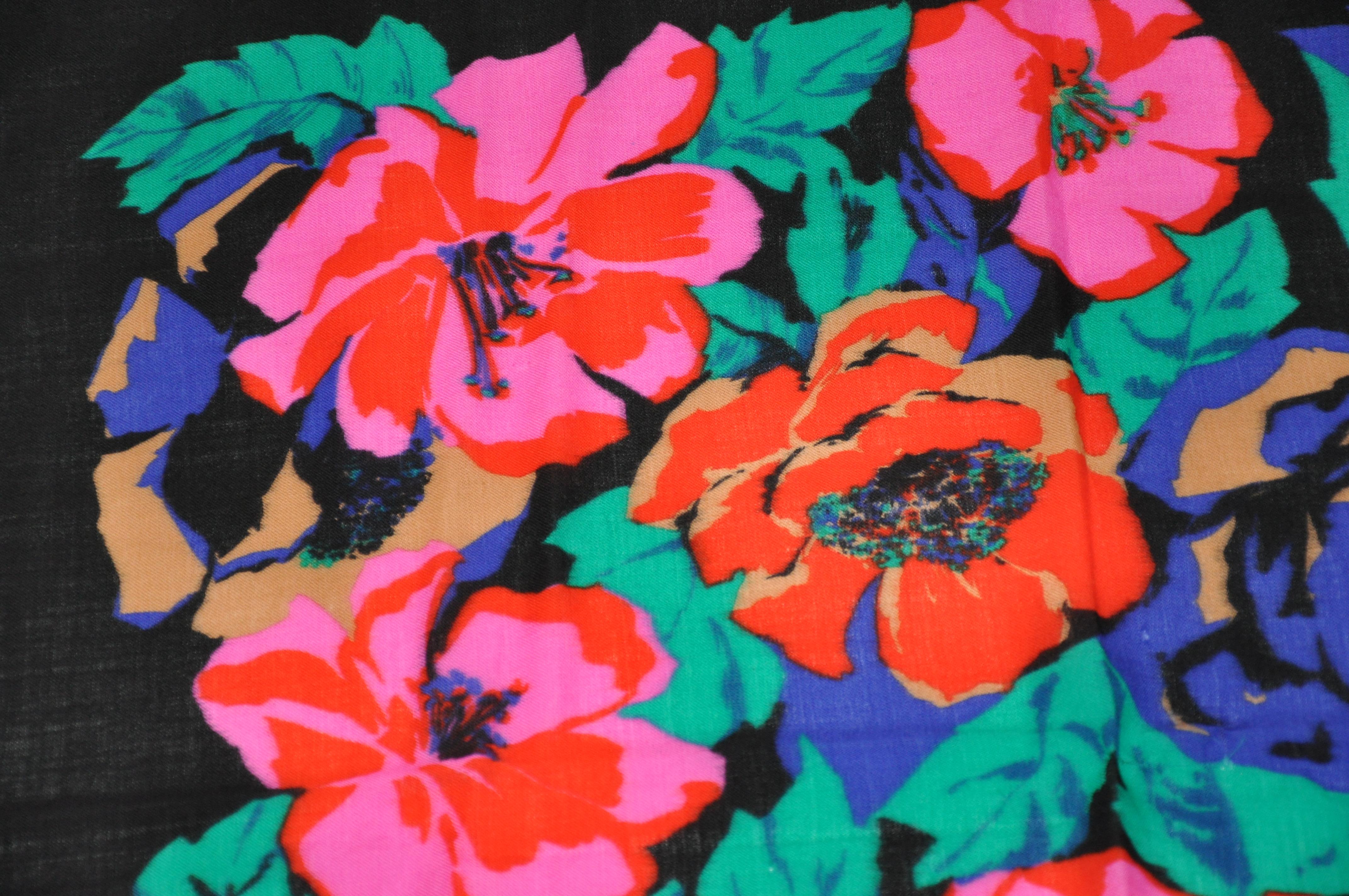 Harve Bernard „“Bursting Roses“ mit schwarz  Challis-Schal aus Wolle im Angebot 1