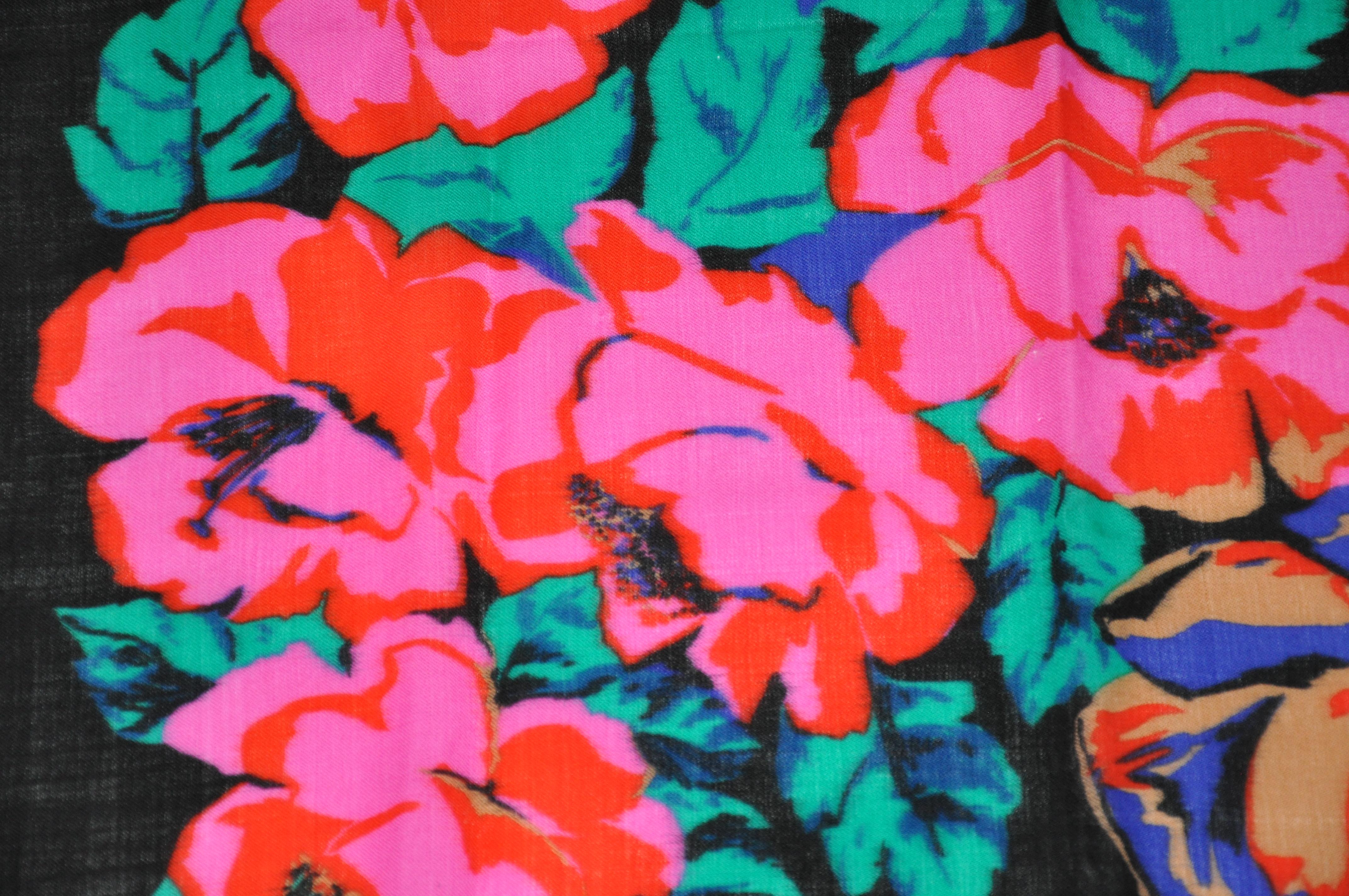 Harve Bernard „“Bursting Roses“ mit schwarz  Challis-Schal aus Wolle im Angebot 2