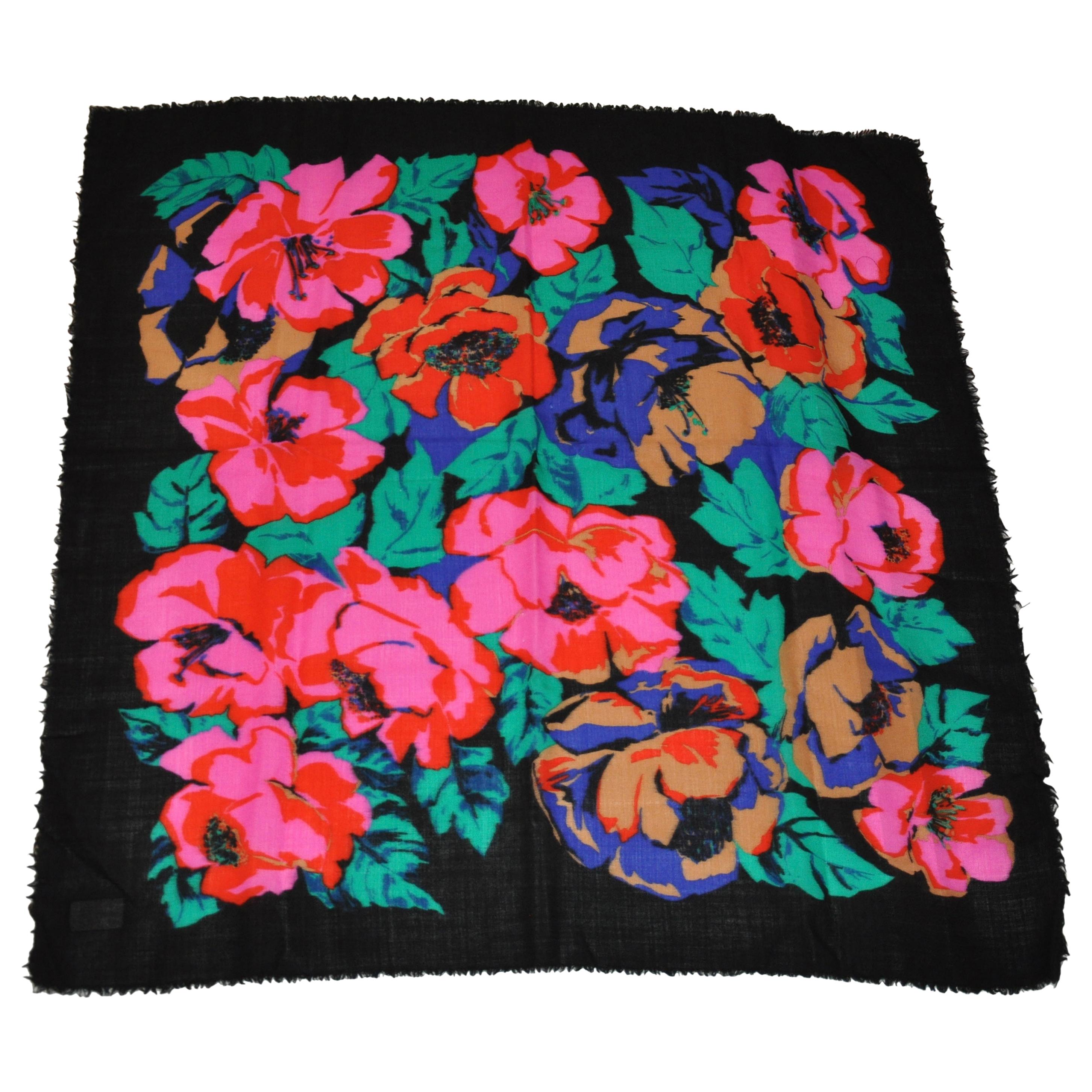 Harve Bernard „“Bursting Roses“ mit schwarz  Challis-Schal aus Wolle im Angebot