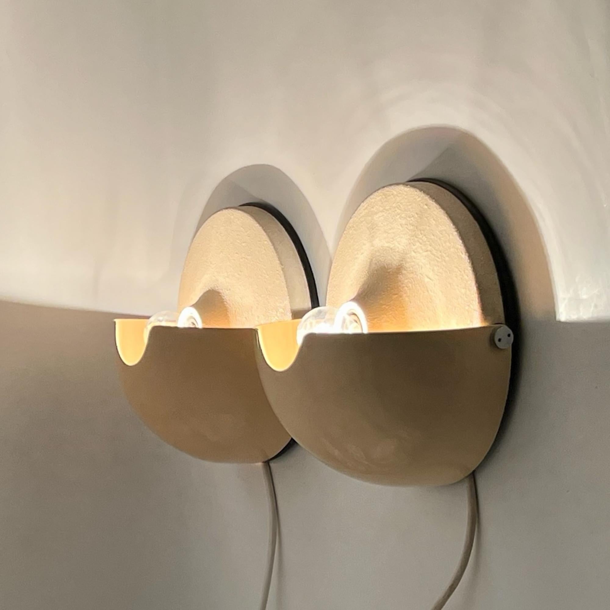 Mit den Harveiluce iGuzzini Mezzanotte Vintage 70s Lampen kehren Sie in die Welt des italienischen Designs zurück. Das Paar verkörpert die einzigartige kreative Sensibilität dieser Ära. Diese Vintage-Schätze, Modell 5026 Mezzanotte, bringen einen