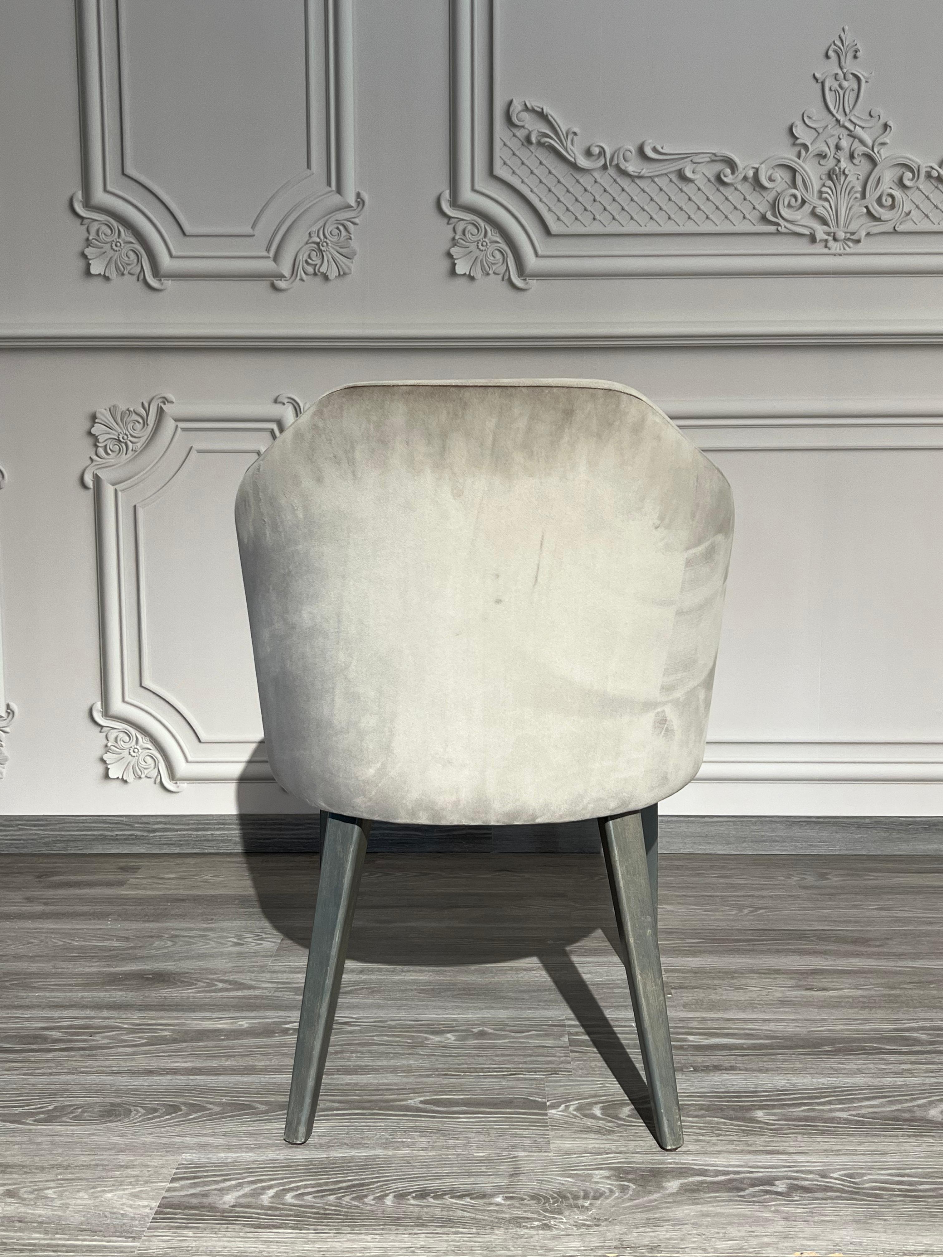 Sessel mit gepolstertem Rücken und Armlehnen. Hoher Komfort und Design. Harvey Esszimmerstuhl erhältlich in 6 Stück grauem Samt.

Individuell gestaltbar mit Leder-, Stoff- oder Samtbezügen Ihrer Wahl.
