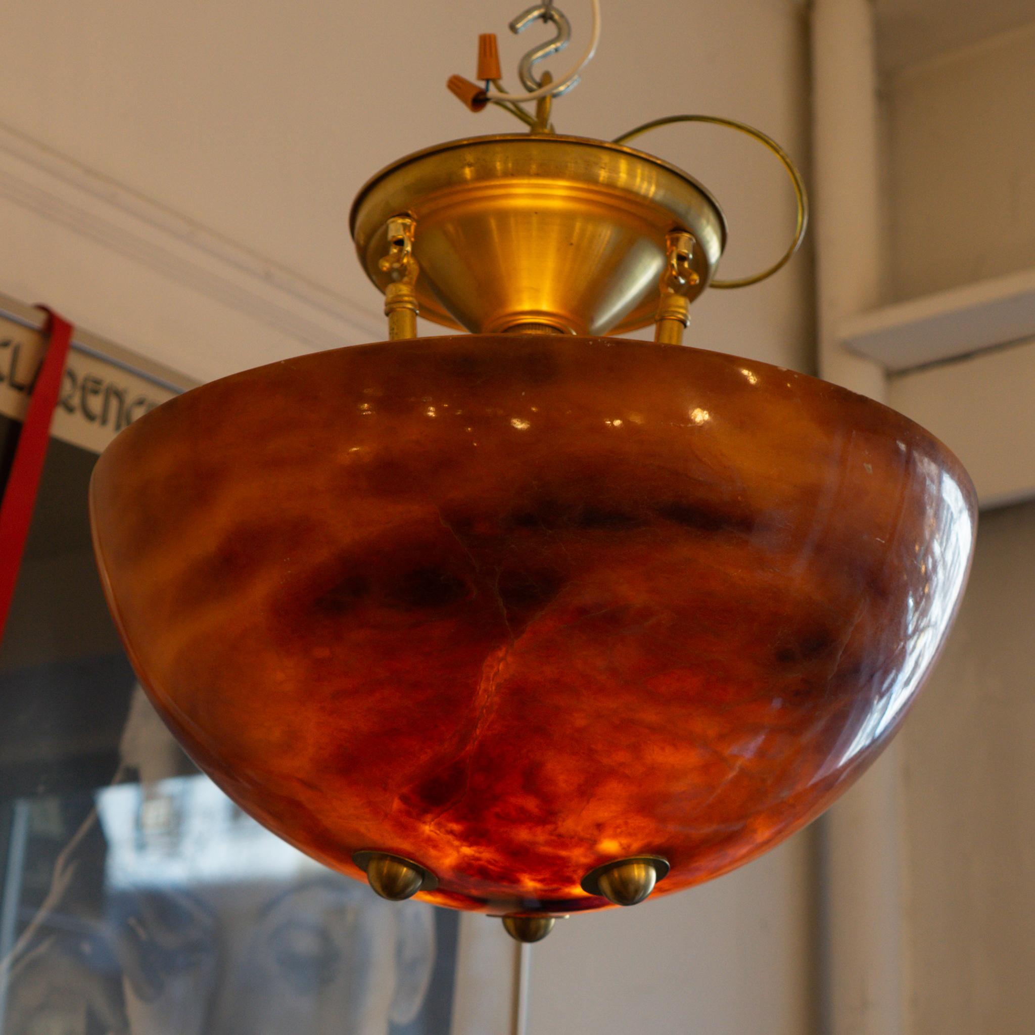 Crea un ambiente caldo e invitante con la nostra lampada Harvest Moon in alabastro. Ricavato da un unico blocco di pietra d'alabastro scura e lunatica, questo apparecchio è sospeso da aste in ottone e include una regolazione a goccia personalizzata