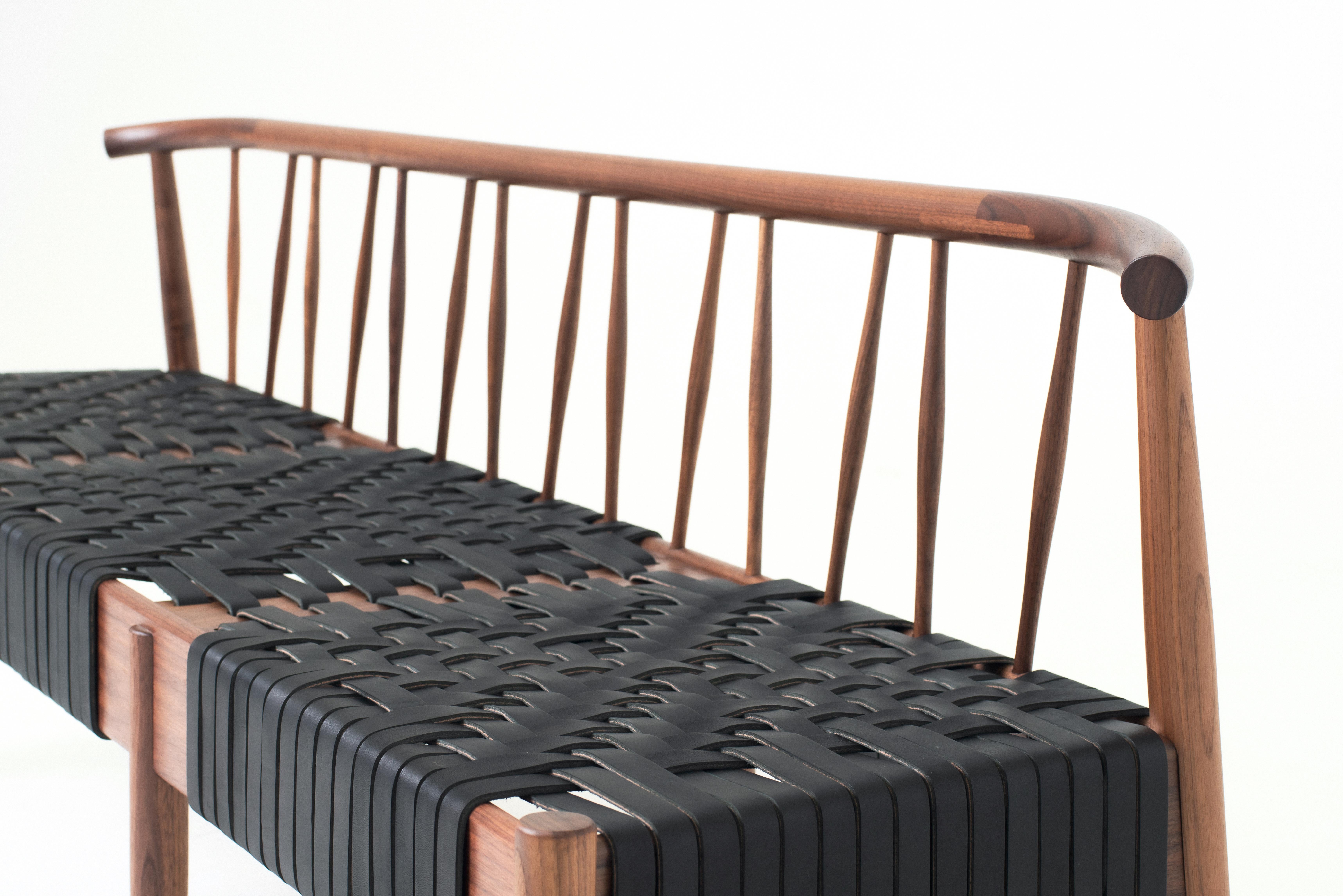 Harvest Settee, Moderne Sitzbank aus Massivholz und gewebtem Leder (21. Jahrhundert und zeitgenössisch) im Angebot