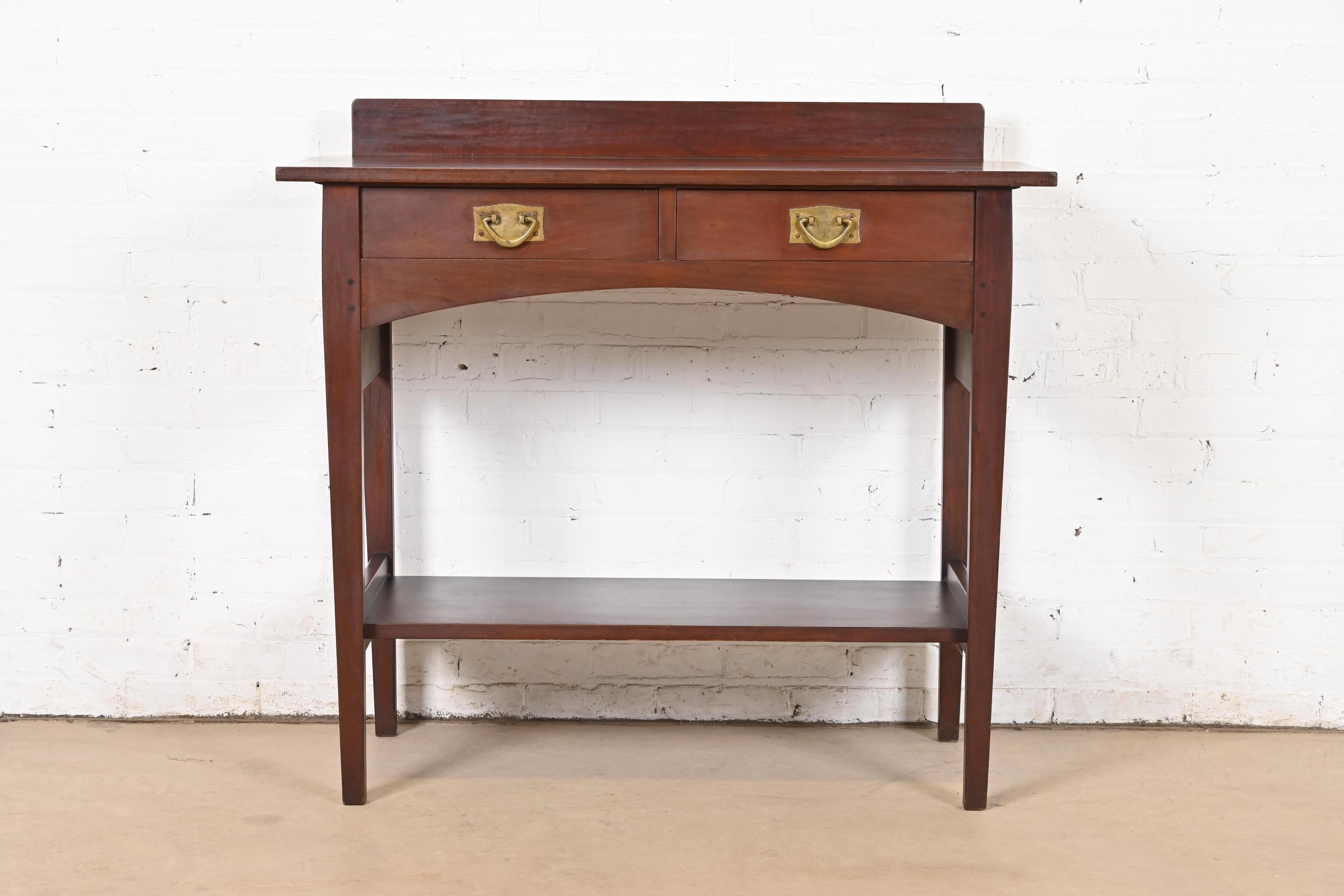 Una rara ed eccezionale credenza buffet o server d'epoca Mission o Arts & Crafts

Disegnata da Harvey Ellis per Gustav Stickley (firmata con decalcomania rossa)

USA, circa 1900

Splendido mogano, con ferramenta originale in rame