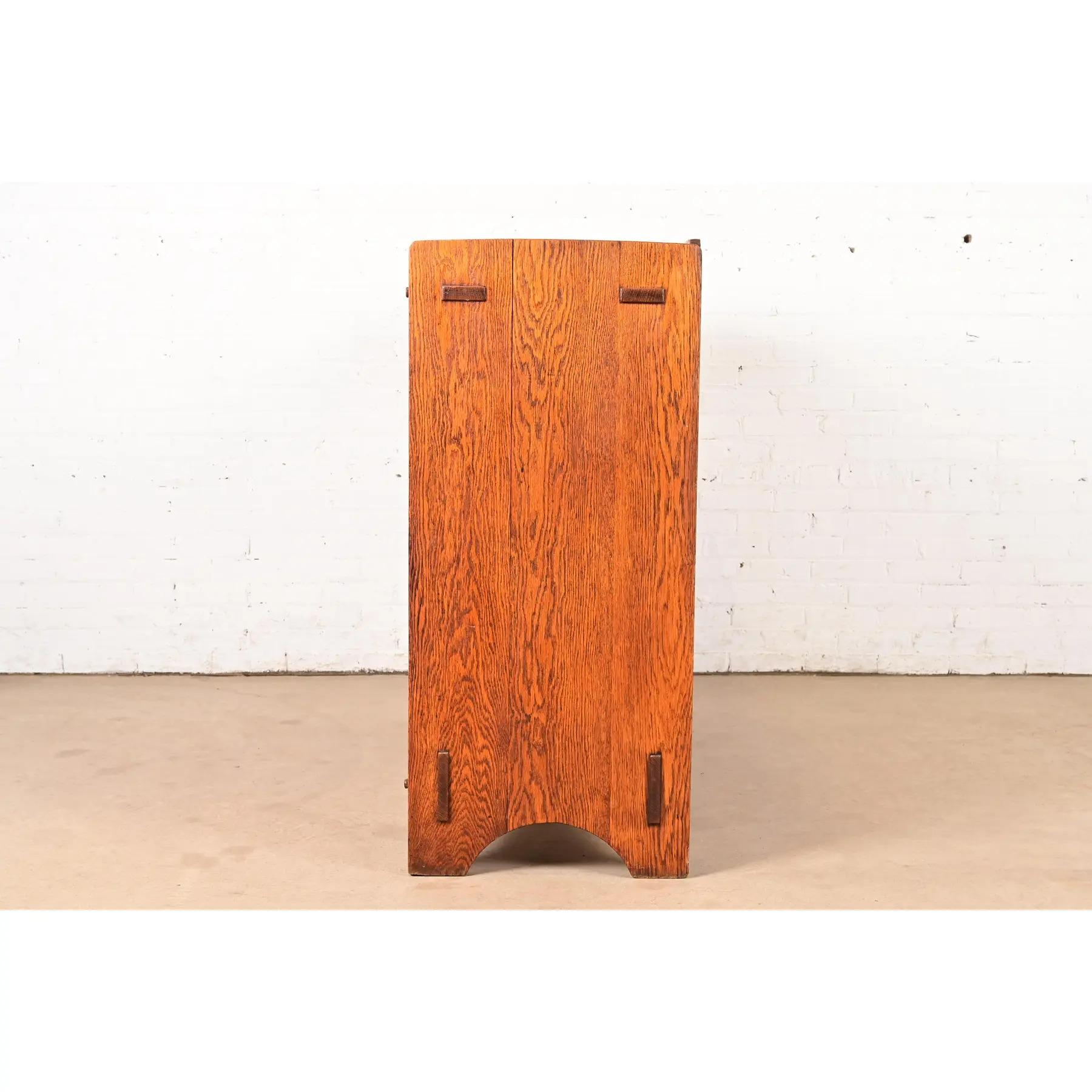 Harvey Ellis per Gustav Stickley Credenza Mission Arts & Crafts in quercia antica in vendita 4