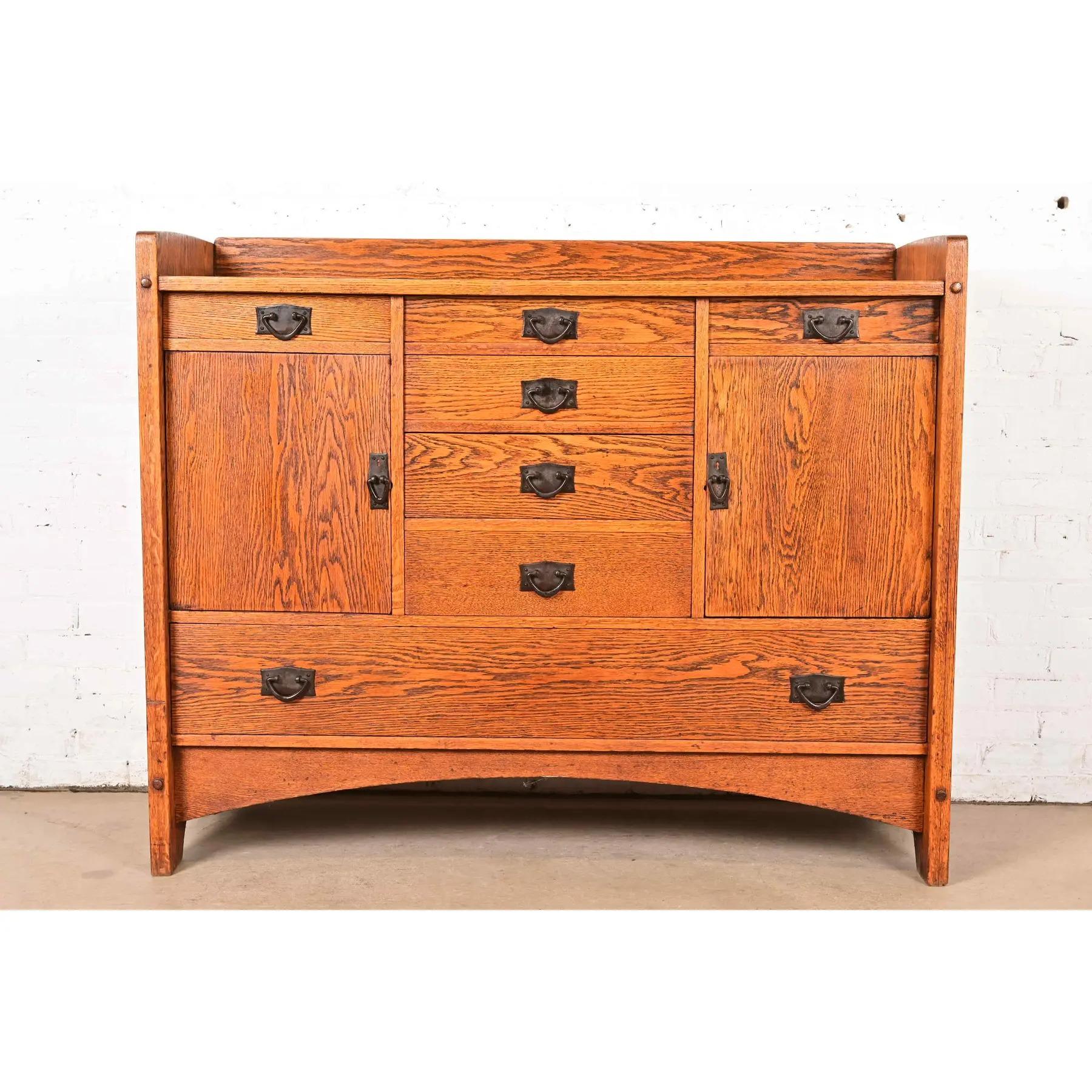Una splendida credenza d'epoca Mission o Arts & Crafts, un buffet o un mobile da bar

Disegnato da Harvey Ellis per Gustav Stickley

USA, circa 1910

Bellissima quercia segata a quarto di dollaro, con ferramenta originale in rame