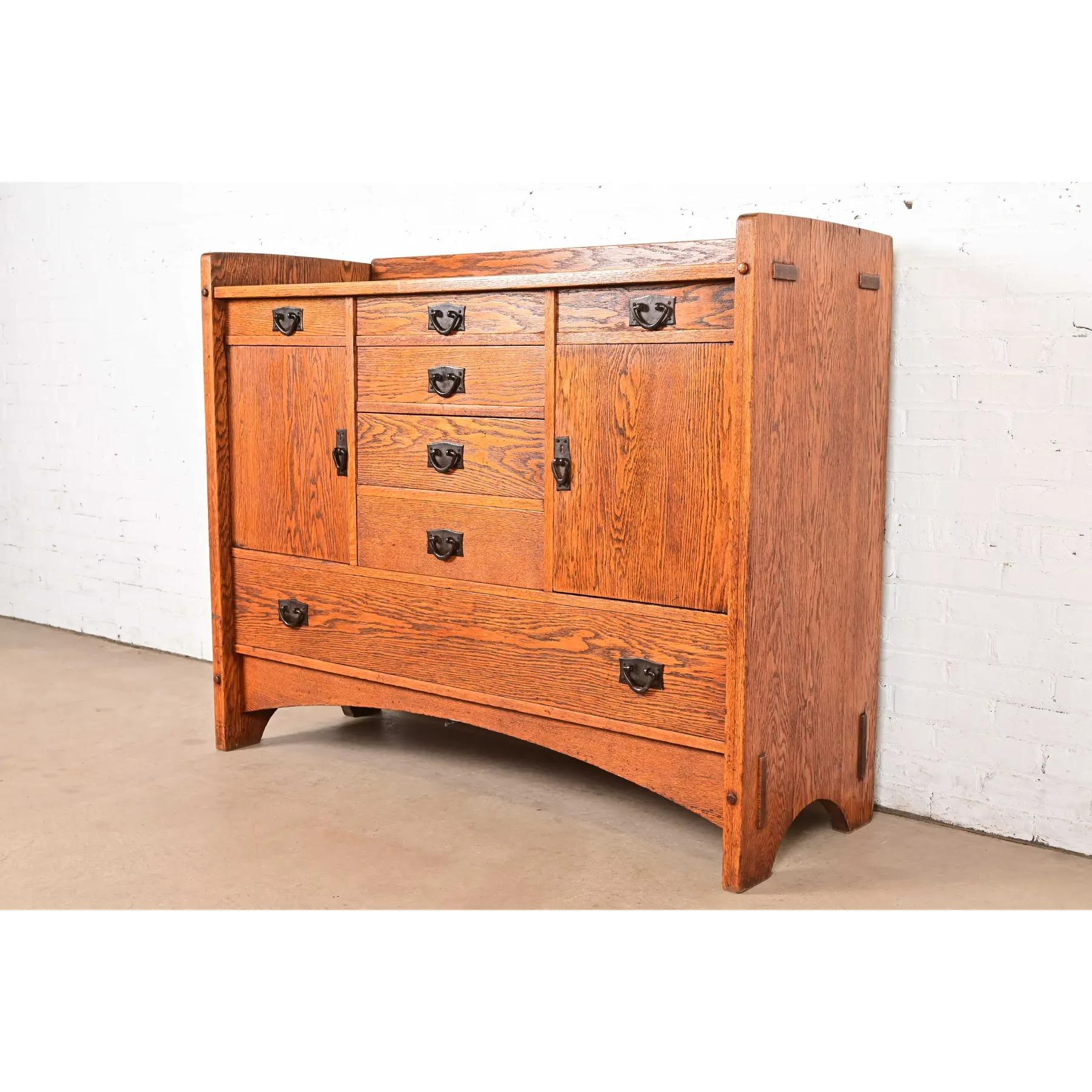 Americano Harvey Ellis per Gustav Stickley Credenza Mission Arts & Crafts in quercia antica in vendita