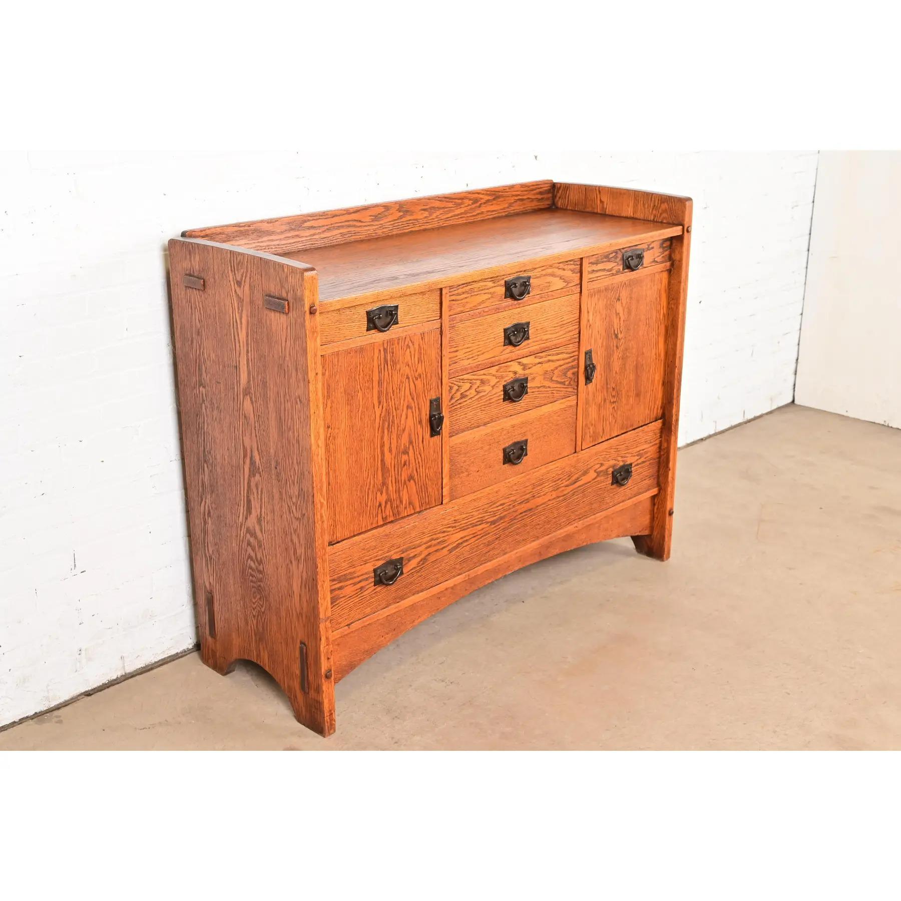 Harvey Ellis per Gustav Stickley Credenza Mission Arts & Crafts in quercia antica In condizioni buone in vendita a South Bend, IN