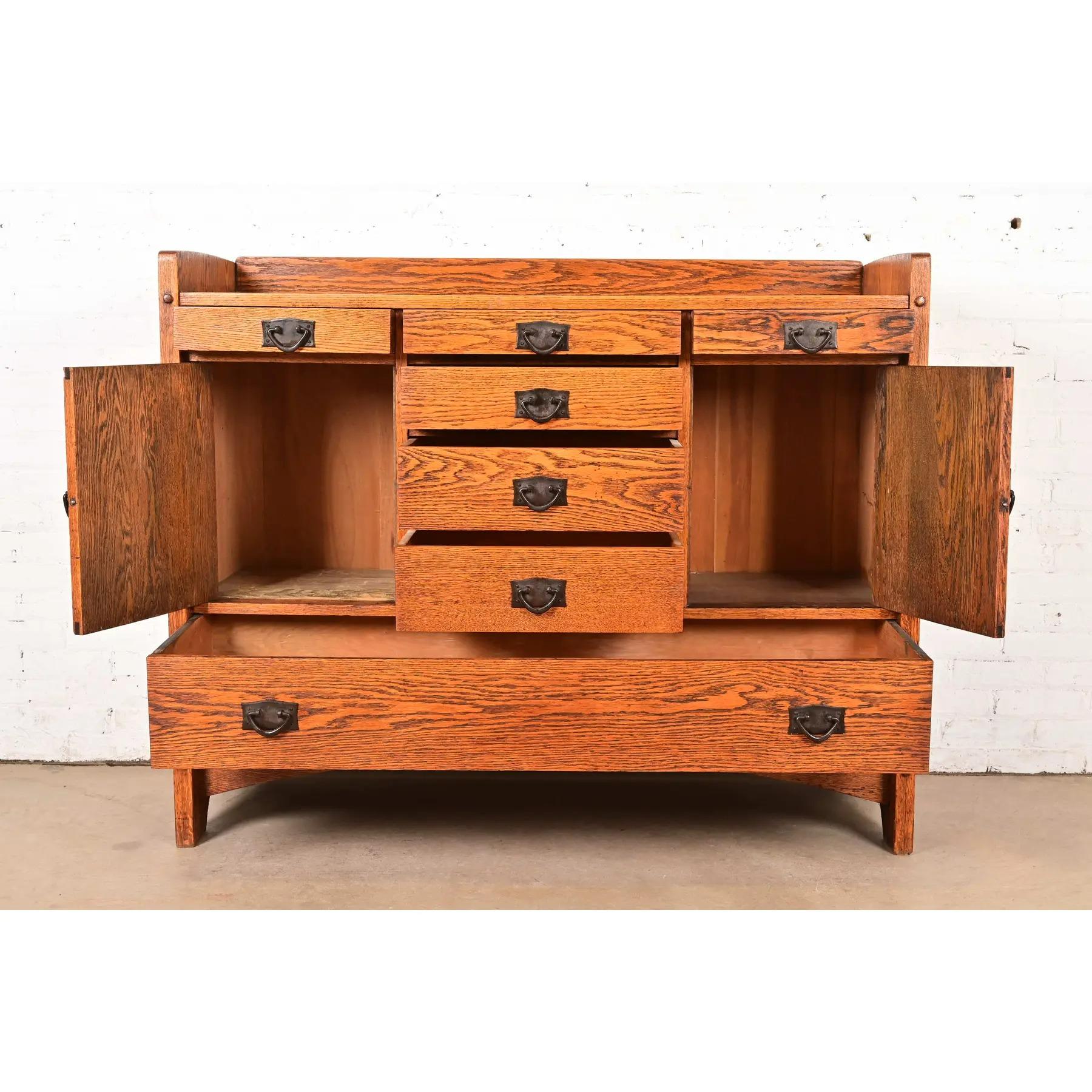 XX secolo Harvey Ellis per Gustav Stickley Credenza Mission Arts & Crafts in quercia antica in vendita