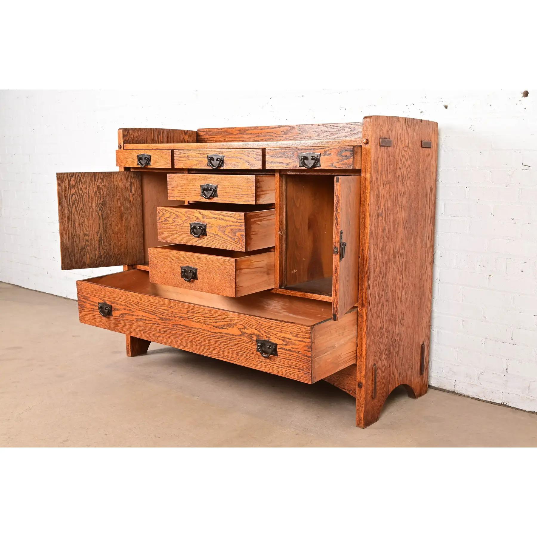Rame Harvey Ellis per Gustav Stickley Credenza Mission Arts & Crafts in quercia antica in vendita