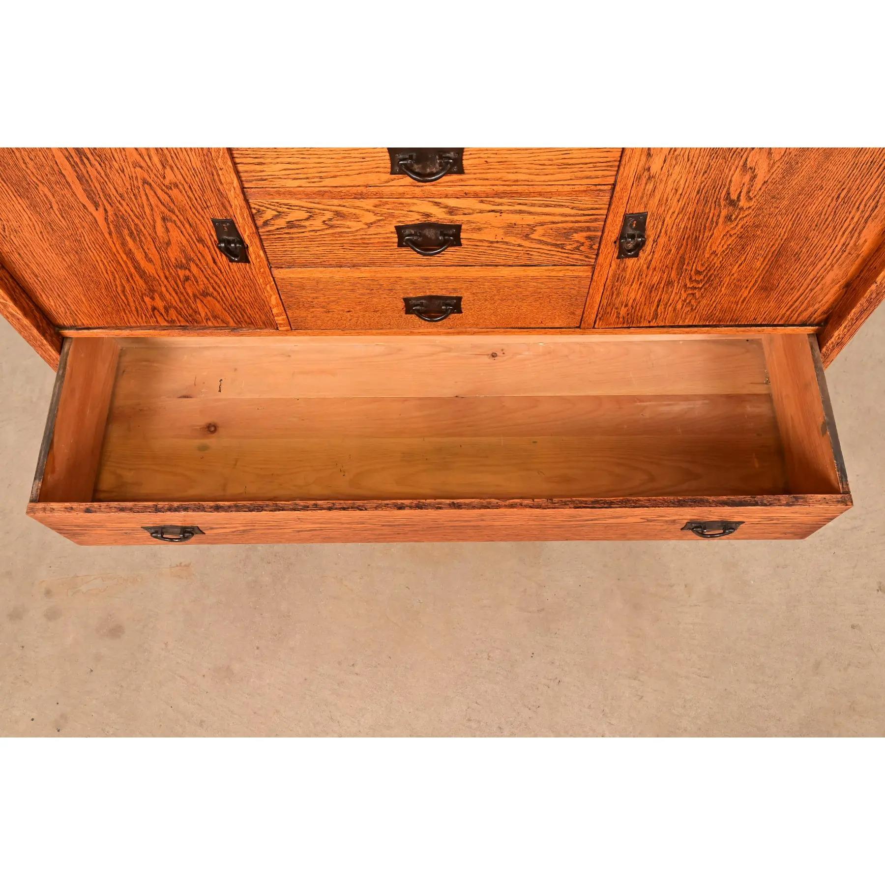 Harvey Ellis per Gustav Stickley Credenza Mission Arts & Crafts in quercia antica in vendita 1