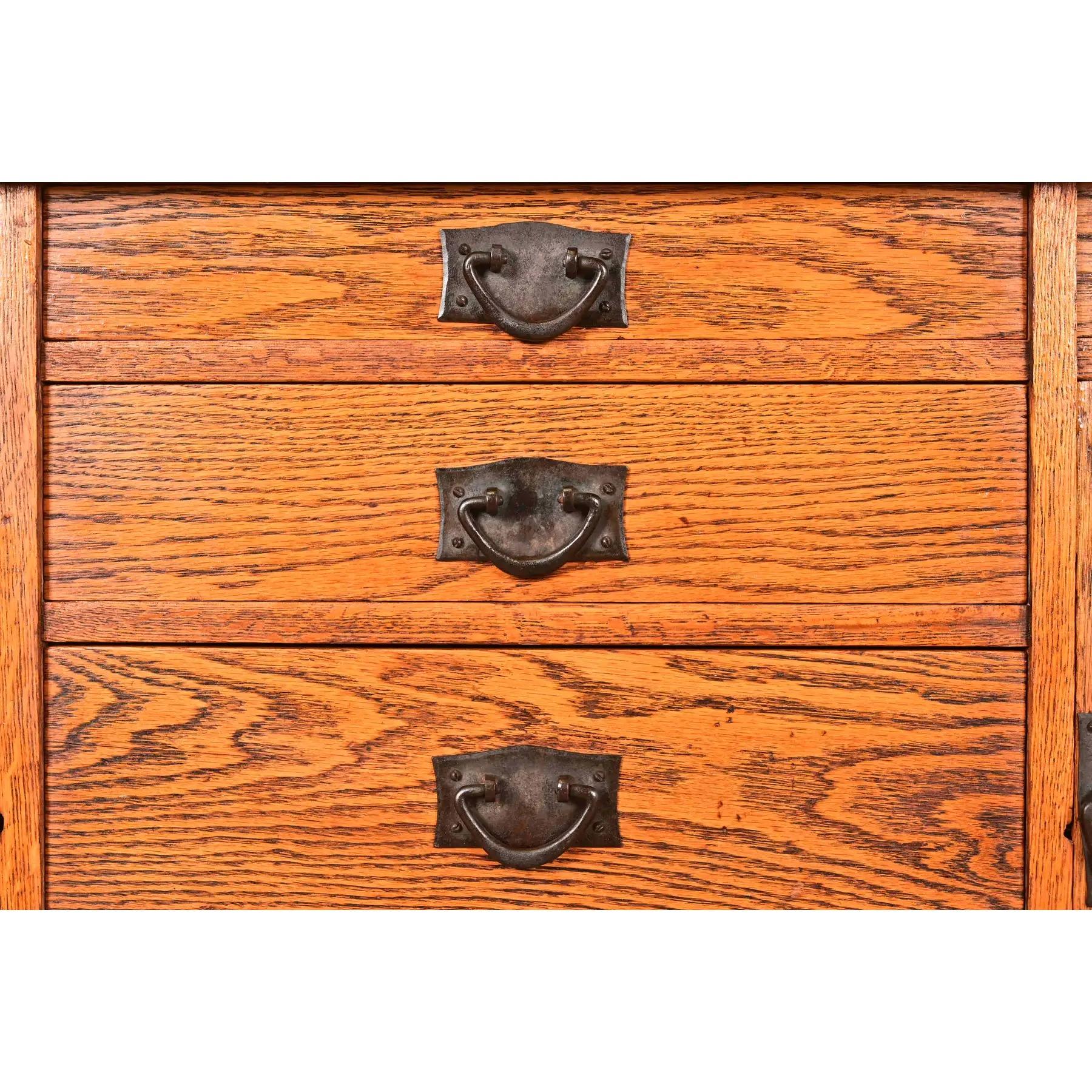 Harvey Ellis per Gustav Stickley Credenza Mission Arts & Crafts in quercia antica in vendita 2