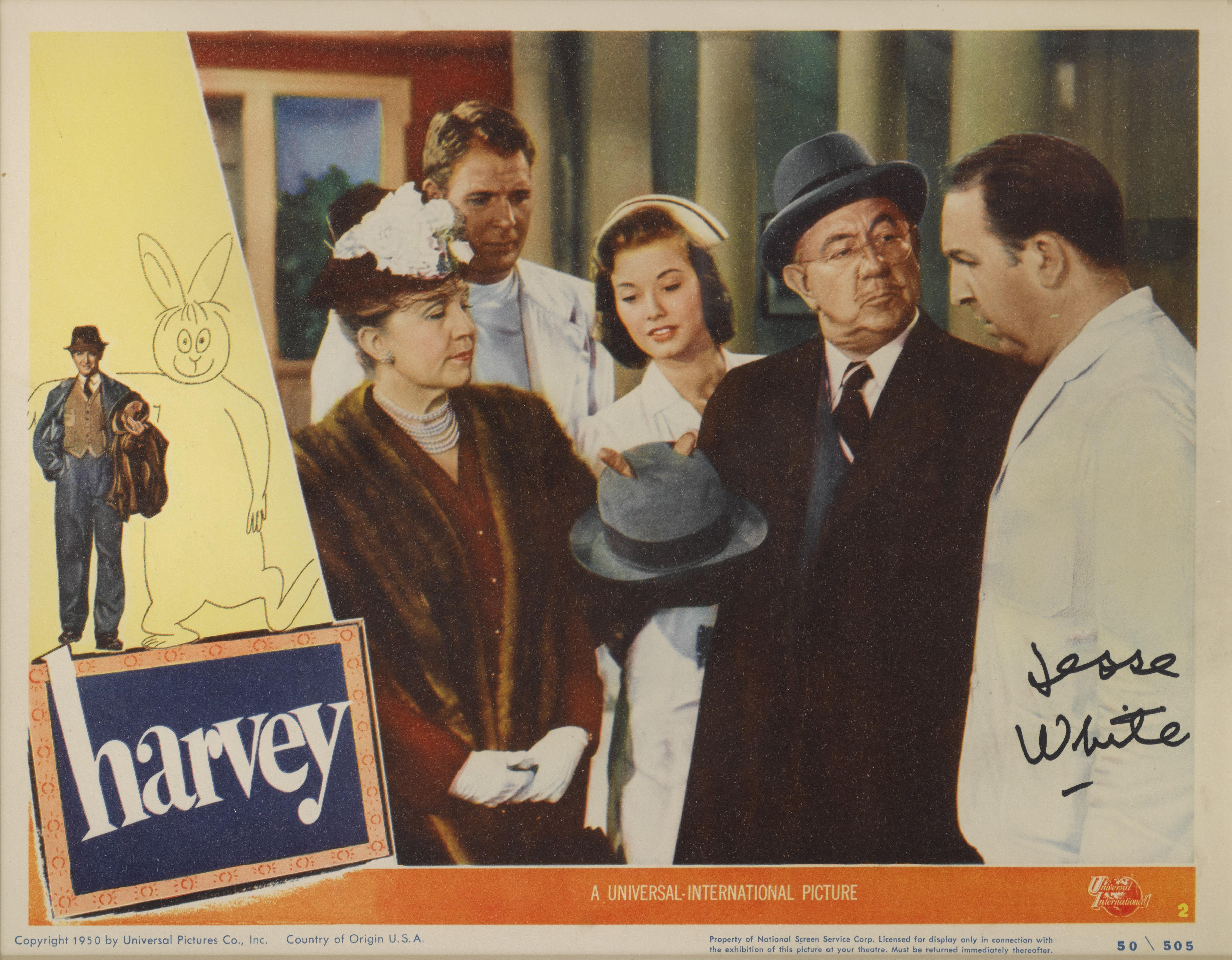Original US Lobby card numéro 2 pour Harvey, 1950.
Cette carte de visite a été signée par Jesse White, qui jouait l'infirmier, qui tombe amoureux de la sœur d'Elwood, Myrtle Mae
Cette carte de visite se trouvait auparavant dans la collection d'un