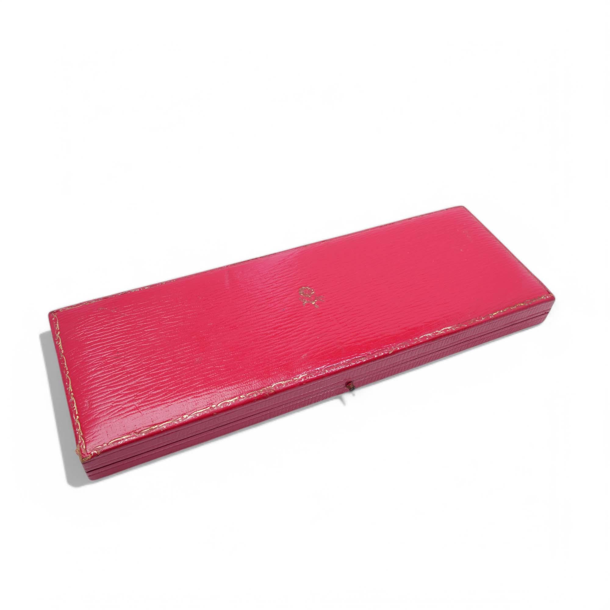 Caja para collares Harvey & Gore

Periodo: Principios a mediados del siglo XX
Material: Exterior de cuero rojo con escudo dorado e interior forrado de seda
Finalidad: Diseñado para guardar y presentar collares o artículos de joyería