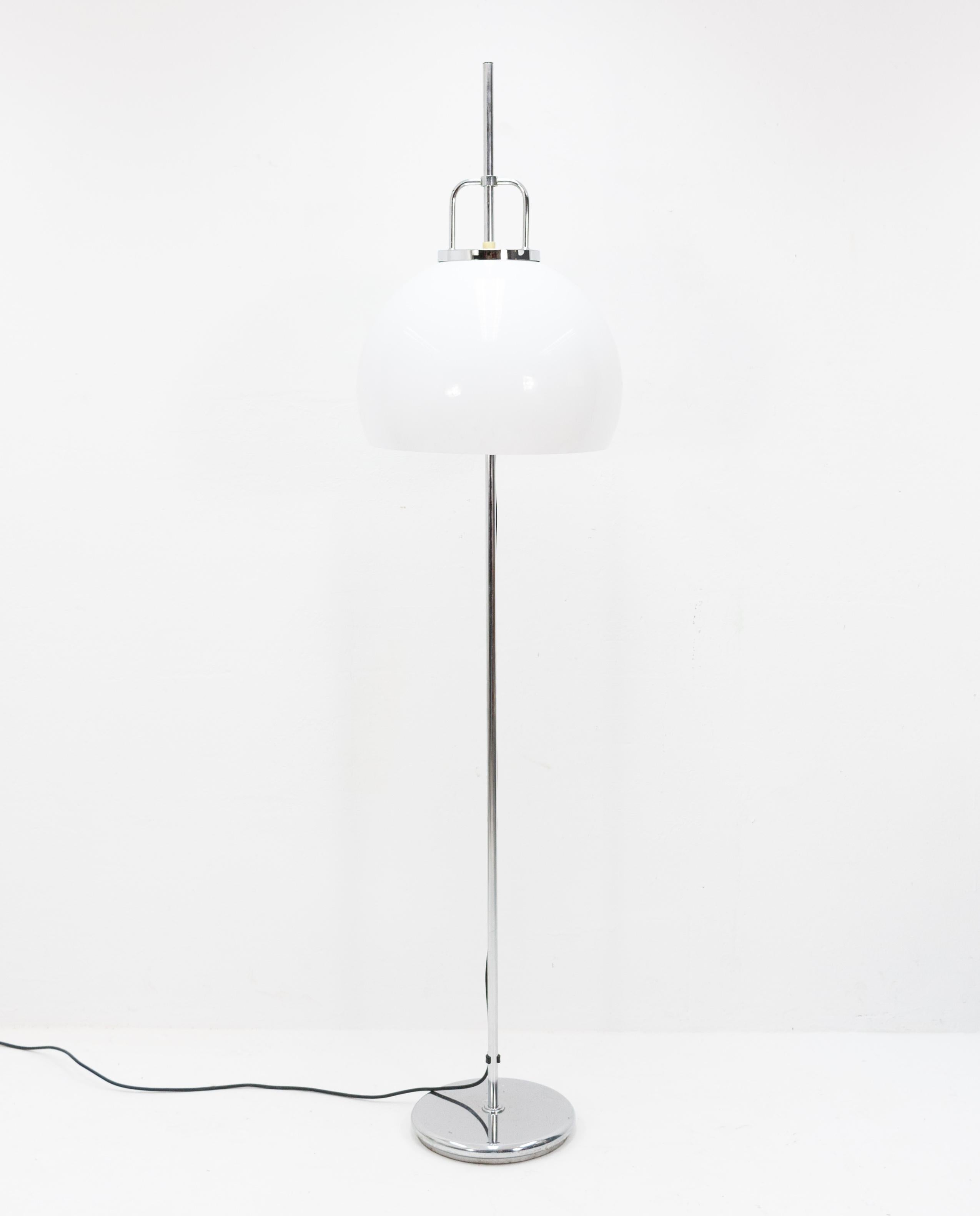 Midcentury adjustable floor lamp. Designed by Harvey Guzzini for Meblo in Italy, circa 1970s. Model Lucerna. The shade is made of white plastic and the base is chrome on metal. Good condition.






   