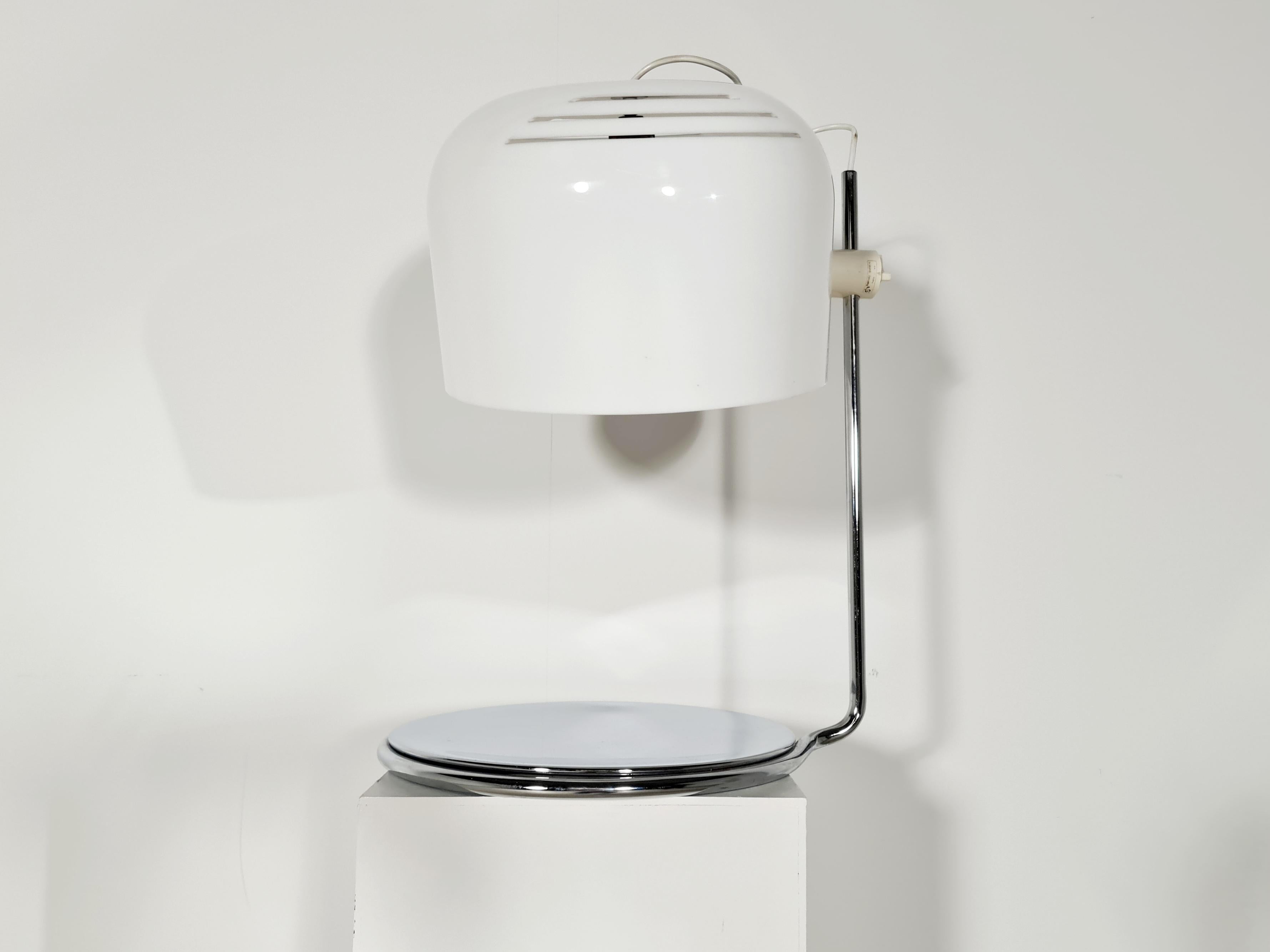 Mid-Century Modern Harvey Guzzini, lampe de bureau réglable en acier inoxydable blanc, années 1960 en vente