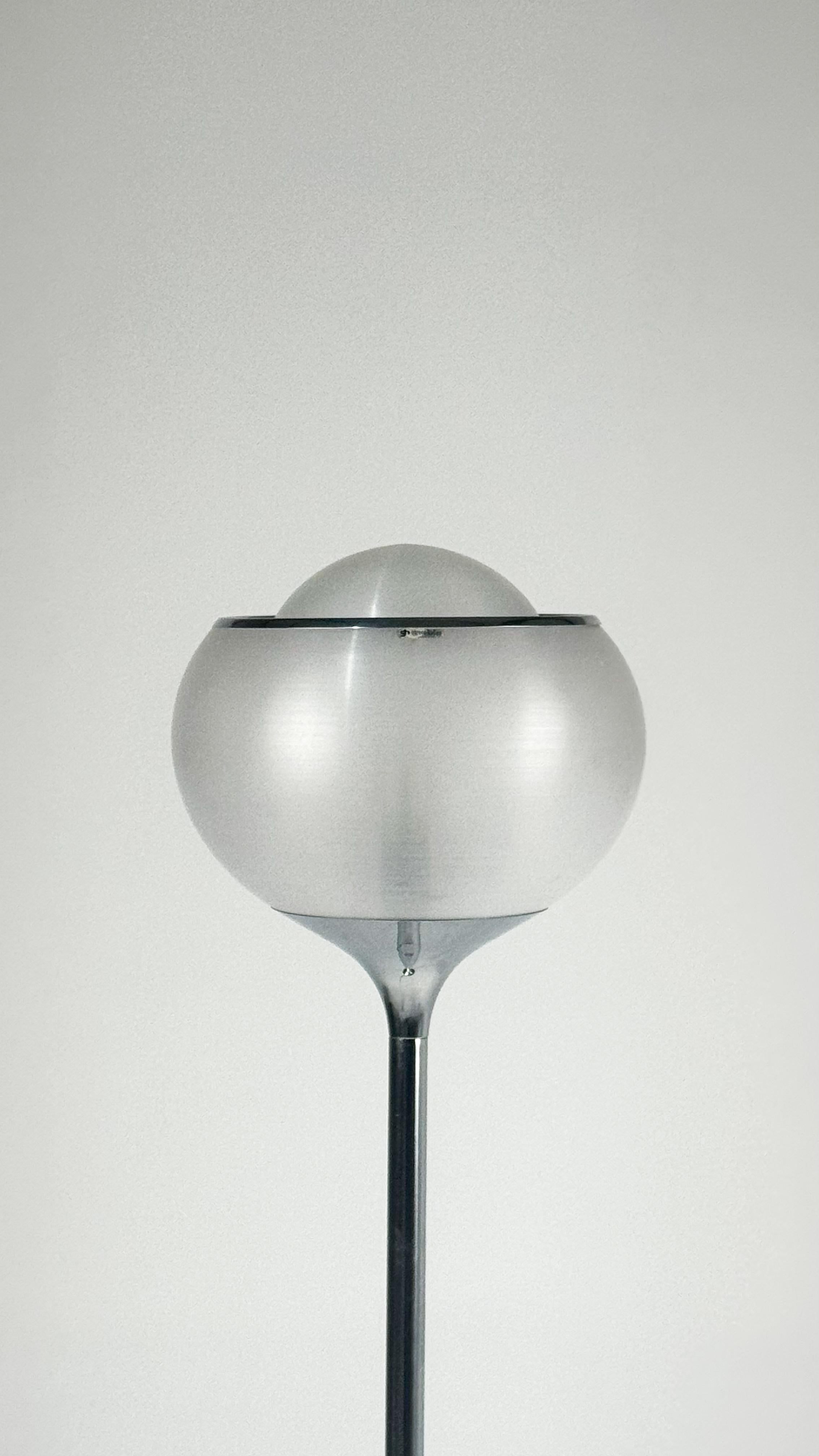 Élevez votre intérieur avec l'emblématique lampadaire Bud de Harvey Guzzini, une marque de fabrique du design italien des années 1970. Whiting, avec son diffuseur acrylique en forme de champignon en blanc fumé, cette lampe respire l'élégance