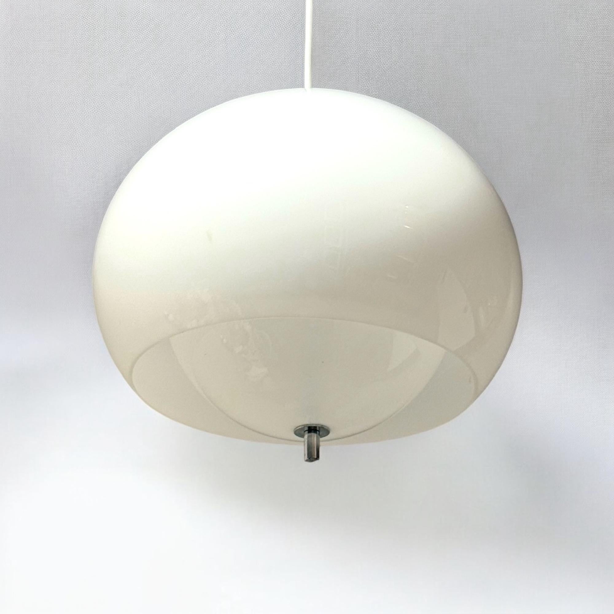Harvey Guzzini Burgos Space Age Lamp, una splendida plafoniera vintage della fine degli anni '60 e dell'inizio degli anni '70. Progettata dal team di designer Harvey Guzzini e prodotta a Recanati, questa lampada incarna l'estetica futuristica