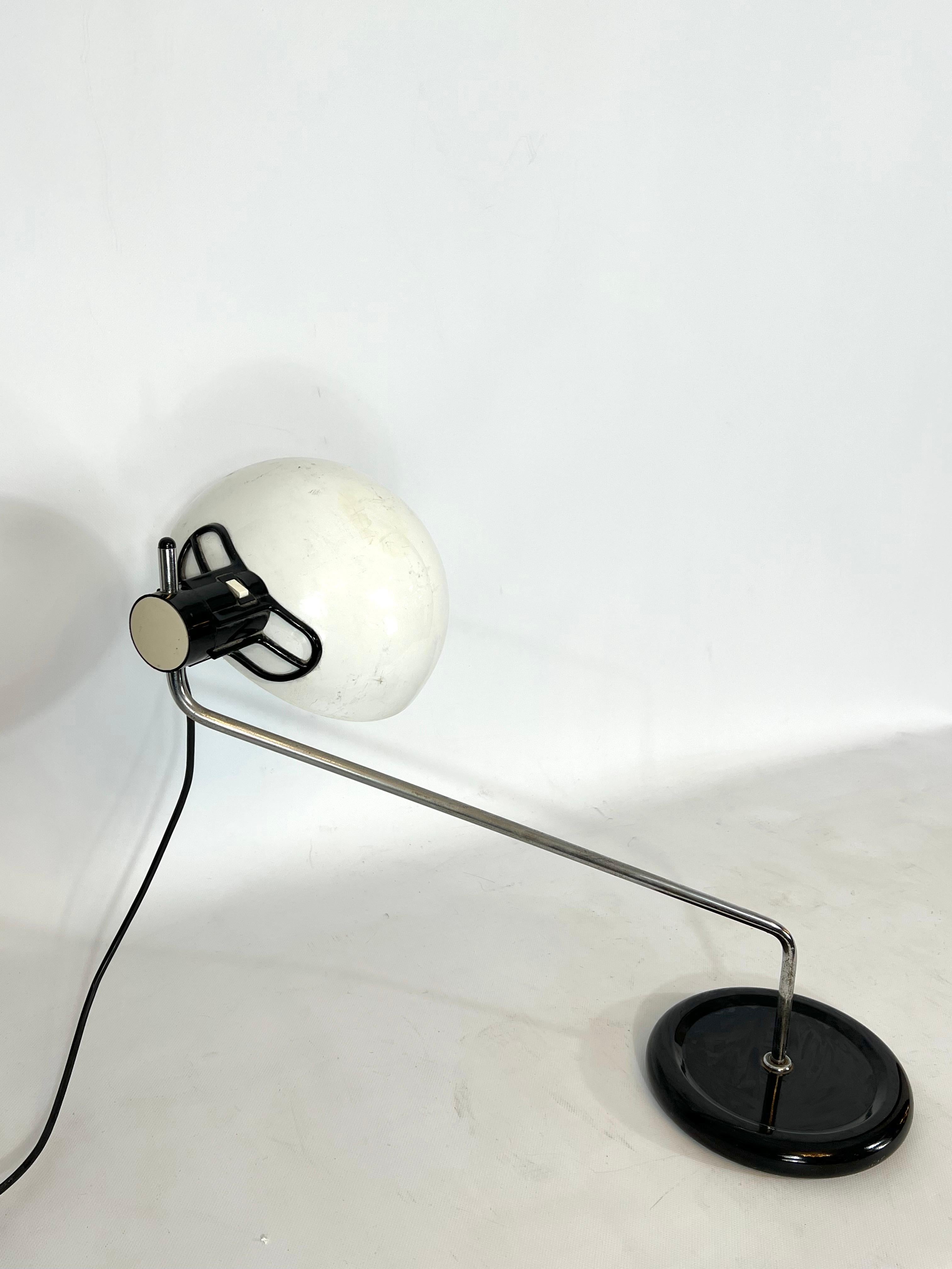 Harvey Guzzini, bewegliche Tischlampe aus Chrom und Kunststoff im Angebot 3