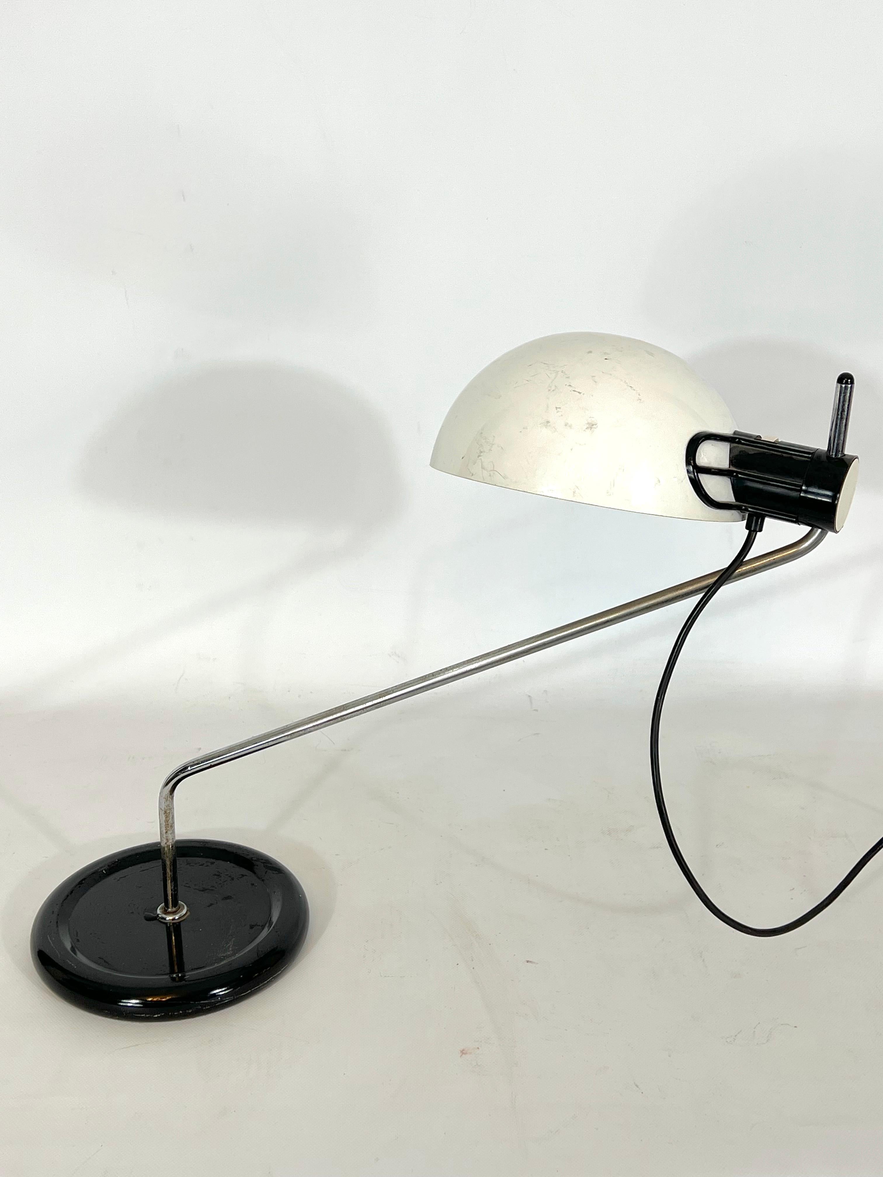 Good vintage condition with trace of age and use for this articulated table lamp produced by Harvey Guzzini during the 70s. Full working with EU standard, adaptable on demand for USA standard.